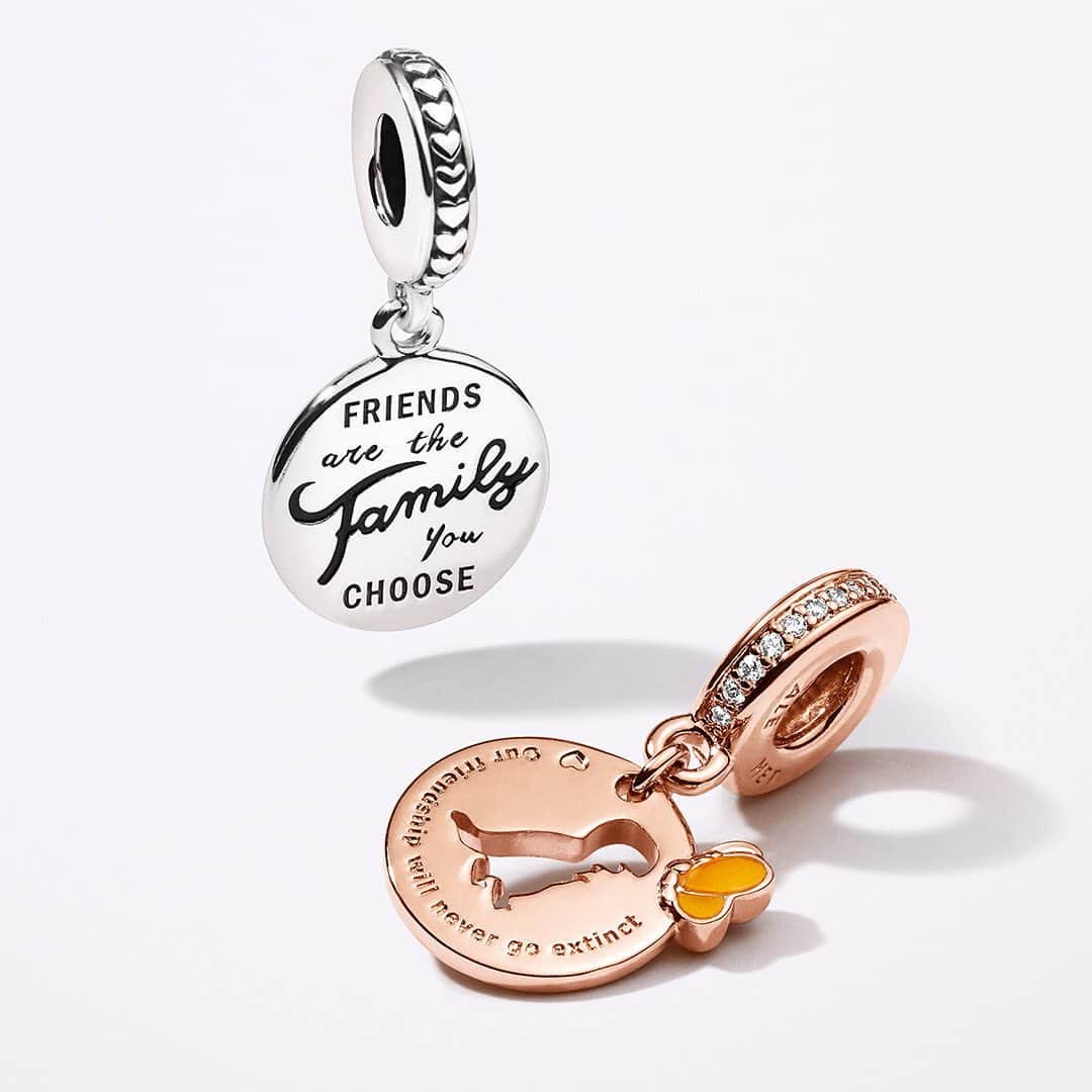 PANDORAさんのインスタグラム写真 - (PANDORAInstagram)「Let your friends know how much you value their friendship by giving them a charm that shows them exactly how you feel. Choose between “Friends are the family you choose” or “Our friendship will never go extinct” engravings. #PandoraCharm」8月15日 16時54分 - theofficialpandora