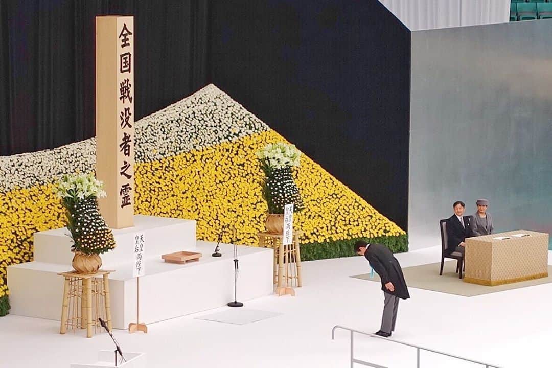 のインスタグラム：「#安倍総理 からの#メッセージ ✍️ 令和となって初めての終戦の日にあたり、すべての戦没者の御霊の御前にあって、御霊安かれと、心より、お祈り申し上げました。 今、私たちが享受している平和と繁栄は、戦没者の皆様の尊い犠牲の上に築かれたものです。平和で、希望に満ち溢れる新たな時代を創り上げていくため、世界が直面している様々な課題の解決に向け、国際社会と力を合わせて全力で取り組んでまいります。 @shinzoabe」