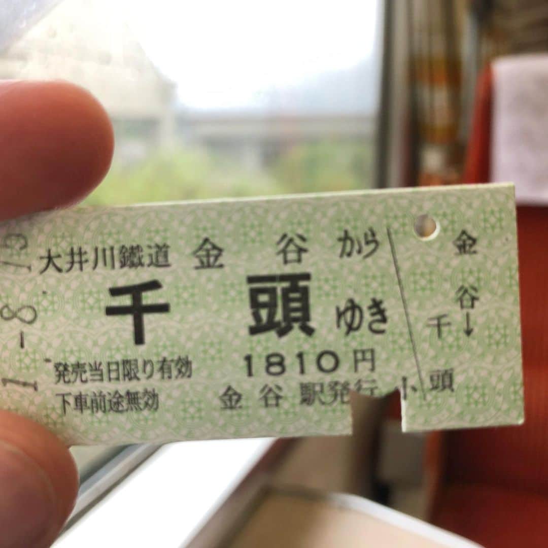 井林辰憲さんのインスタグラム写真 - (井林辰憲Instagram)「. お盆の全日程を終えて  川根の実家に向かいます。  #大井川鉄道  台風で止まりませんように。。 お茶を買おうと思ったら、  SLの絵が入った  #緑茶ハイ を勧められました。  早速、試してみます。  #井林ふらり」8月15日 16時49分 - ibayashi.tatsunori