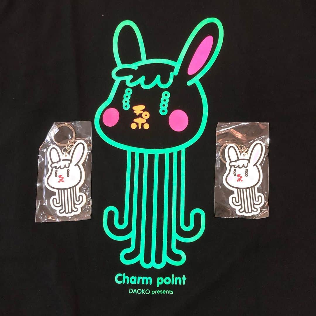田中秀幸のインスタグラム：「チャームポイントイベントグッズ デザイン ネオンカラーTシャツ キーホルダー#daoko #チャームポイント」