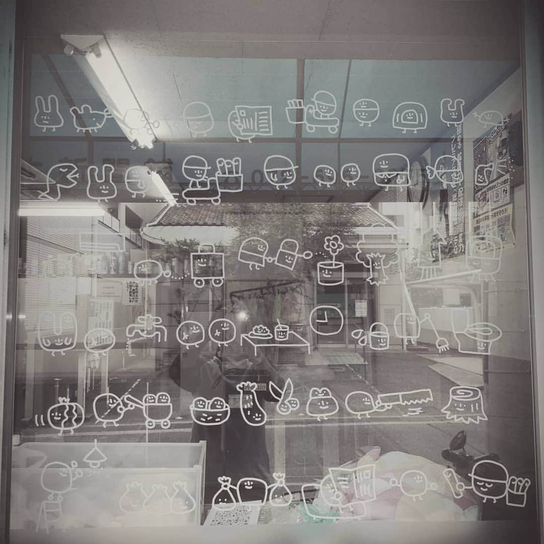 のインスタグラム：「Window Drawing Day.2 for newspaper distributor store - (有)丹生新聞舗にてのウィンドウ・ドローイング２日目です。台風が近づくなか、制作見学にお越しくださった皆様ありがとうございました。どうぞお気をつけて～。#毎日新聞 #丹生新聞舗 #高槻 #摂津富田 #windowdrawing #newspaper #typographiccharacters #tinydrawing」