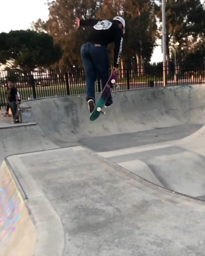 レッドブルのインスタグラム：「one judo 360 two different angles ☝️☝️ . 🛹 : @marcelo_jimenez @redbullskate #redbull #givesyouwings #redbullskate #skatelife」