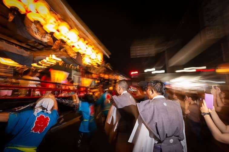 東北女子さんのインスタグラム写真 - (東北女子Instagram)「. #会津田島祇園祭　 ③最終章：#大屋台運行  屋台上面載滿小朋友，喊著聽不懂的方言（？）抬轎的人忽然朝著對方衝刺，在快要撞上時再即時煞車。 . 因此也被稱作吵架屋台😆 超級刺激！祭典最震撼✌️ （目前限時動態有再放一次） . 從兒童歌舞伎到吵架屋台，是個小孩參與度很高的祭典，明年來趟不一樣的夏季祭典吧😎 . 📍祭典時程：每年7月22日至7月24日 📍地點：JR #会津田島駅 週遭 . . #日本東北 #東北女子travel #福島 #南会津 #会津田島 #南會津 #會津 #南会津町 #matsuri #travel #祇園祭 #japan_vacation #ig_nippon #fukushima #ginomatsuri #japanculture #festival #japanfestivel #matsuri #旅遊 #旅行狂 #旅遊景點 #私房景點」8月15日 16時59分 - tohoku_girl_official