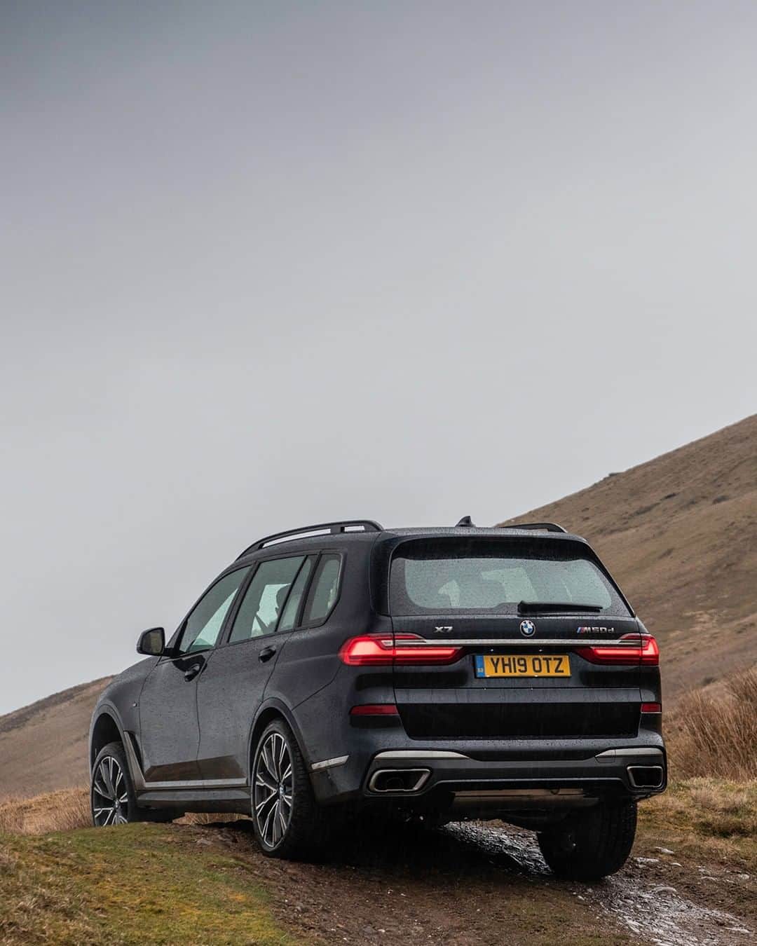 BMWのインスタグラム：「Elegance always finds the way to the top. The BMW X7. #TheX7 #BMW #X7 __ BMW X7 M50d: Fuel consumption in l/100 km (combined): 7.4 – 7.1. CO2 emissions in g/km (combined): 193 – 186.  Acceleration (0-100 km/h): 5.4 s. Power: 294 kW, 400 hp, 760 Nm. Top speed (limited): 250 km/h.  The values of fuel consumptions, CO2 emissions and energy consumptions shown were determined according to the European Regulation (EC) 715/2007 in the version applicable at the time of type approval. The figures refer to a vehicle with basic configuration in Germany and the range shown considers optional equipment and the different size of wheels and tires available on the selected model. The values of the vehicles are already based on the new WLTP regulation and are translated back into NEDC-equivalent values in order to ensure the comparison between the vehicles. [With respect to these vehicles, for vehicle related taxes or other duties based (at least inter alia) on CO2-emissions the CO2 values may differ to the values stated here.] The CO2 efficiency specifications are determined according to Directive 1999/94/EC and the European Regulation in its current version applicable. The values shown are based on the fuel consumption, CO2 values and energy consumptions according to the NEDC cycle for the classification. Further information on official fuel consumption figures and specific CO2 emission values of new passenger cars is included in the following guideline: 'Leitfaden über den Kraftstoffverbrauch, die CO2-Emissionen und den Stromverbrauch neuer Personenkraftwagen' (Guide to the fuel economy, CO2 emissions and electric power consumption of new passenger cars), which can be obtained free of charge from all dealerships, from Deutsche Automobil Treuhand GmbH (DAT), Hellmuth-Hirth-Str. 1, 73760 Ostfildern-Scharnhausen and at https://www.dat.de/co2/.」