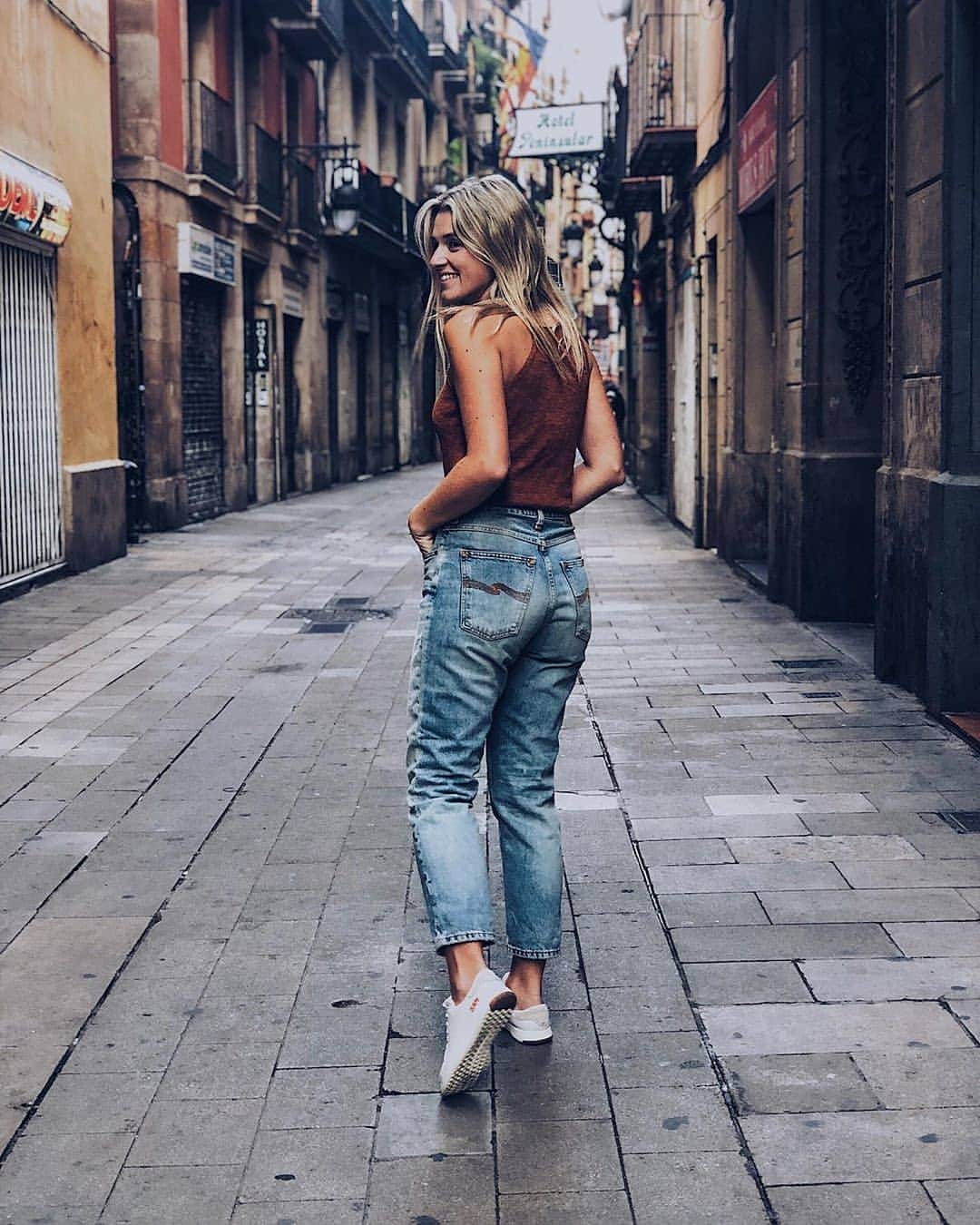 のインスタグラム：「#BreezyBritt on the streets of Barcelona 📷 @sambysabrina . . . #nudiejeans #organicdenim」
