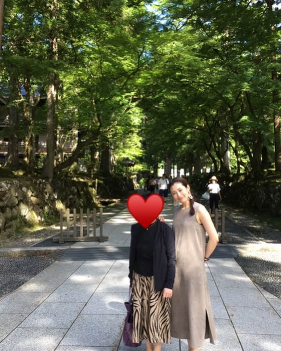 珠洲春希さんのインスタグラム写真 - (珠洲春希Instagram)「母娘で曹洞宗大本山の永平寺へ。 本当ならば、涼しい風の吹く永平寺ですが、今年のこの暑さでは、流石のこの場所も暑かったです…🥵 大きな杉の木が聳え立つ境内。  暑くはありましたが、心が洗われ、すっきりとした気持ちになりました。  #永平寺 #お盆」8月15日 17時07分 - harukisuzu54