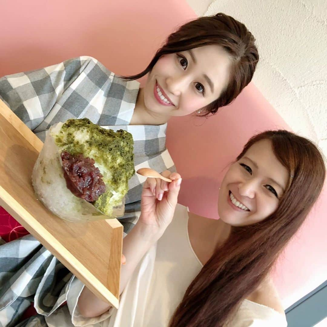 里井真由美さんのインスタグラム写真 - (里井真由美Instagram)「8/15から新商品！ 「あんこ」が主役の宇治金時です！ ・ ・ →2枚目)大粒でなめらか あんこ〜♡ 濃いぃ宇治抹茶とよく合います😊 ・ ・ というのも、兵庫県たつの市で 江戸時代中期より代々300年以上‼️続く和菓子「大三萬年堂」さんの「あんこ」なんです。 ・ ・ あんこの横に乗った大粒の「黒本わらび餅」も むちむち😆💓おいしい ・ ・ 東京 小川町 ワテラスモールに6月オープンした「大三萬年堂HANARE」で頂けます。 和菓子屋さんが作るかき氷、おいしく涼やか癒されますよー♪ ・ ・ あ！ちなみに、ここの名物は「どらぱん」です。1番最期の画像 ・ ・ 以前から ワタシのインスタでも人気で、皆さまから「7092いいね！」頂いてる、あんバターがイチオシ♡ あんこもののお菓子がどれもおいしいです♪ ・ ・ 最近はテレビにも引っ張りダコの13代目、安原怜香さんのお店です♪ @reika_yasuhara ・ ・ かき氷は夏季限定なのでお早めに♪ もう一つ食べたので また書きますね♪ ・ ・ #かき氷#大三萬年堂hanare #hanare #大三萬年堂#里井真由美#かき氷#氷#かきごおり#1級フードアナリスト里井真由美#小川町#ワテラスモール#ありが糖運動 #ワテラス#あんこ#あんこが主役の宇治金時 #あんこが主役」8月15日 17時14分 - mayumi.satoi