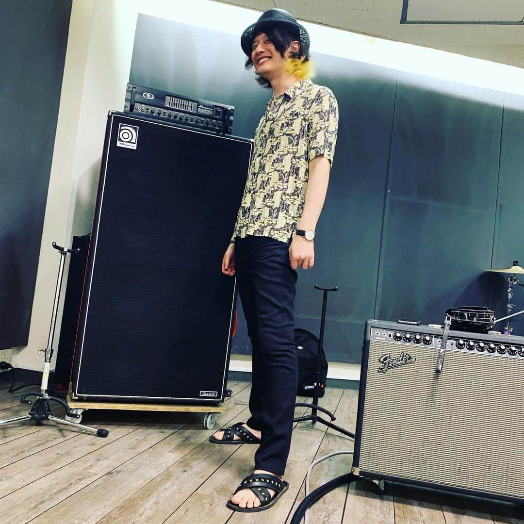 磯部寛之のインスタグラム：「I don’t have to used my crutches anymore!!! It’s still gonna take a while to fully recover and be able to walk and run freely, but just wanted to say I’m recovering step by step. Thank you all for your support. Hiro RIJFありがとうございました！そして明日はサマソニ。そしてそして、ついに松葉杖が不要になりました。自由に歩いたり走ったりするにはまだ少し時間がかかりそうですが、一歩ずつ着実に回復してます。メンバーやスタッフ、そして皆さんのサポートに感謝しております◎ひろ #alexandros #nocrutches #さよなら #松葉杖 #引き続き #リハビリ #頑張ります」