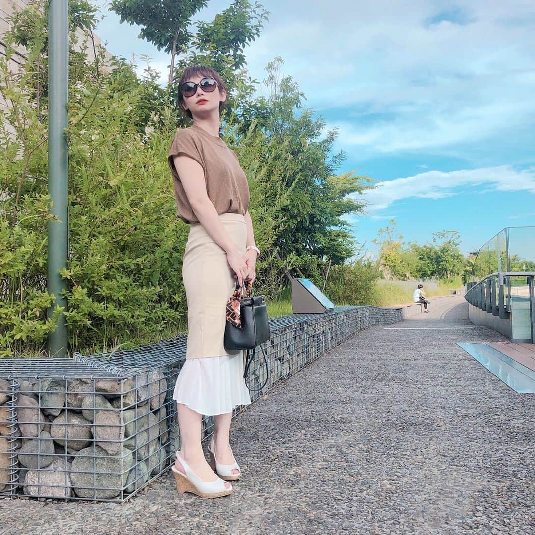 のインスタグラム：「* * * 先日のコーデ▧ ☑︎tops ▸▸▸#dholic ☑︎skirt ▸▸▸#necodesign ☑︎bag ▸▸▸#fendi ☑︎sunglasses ▸▸▸#maikelcors  テレビでやってたラテコーデに挑戦してみたくて @necodesign.official のアシンメトリースカートでコーデしてみました︎𖠚ᐝ * * * このスカートアシンメトリーになっているから、予想に反して動きやすいので子連れでも全然歩きやすいし、今の時期嬉しいのが洗濯機でガンガン洗えちゃうの✧ 1回間違えて乾燥機にかけちゃったんだけど、全然シワにならなくて感動しました𓀠 * * * 伸縮性のある生地だから色んなサイズの人が着られそうだよ☻⋆ #ママコーデ #sサイズコーデ  #150cm  #きれいめコーデ  #きれいめカジュアル  #夏コーデ  #韓国ファッション  #ファッション #fashion  #summer #ラテコーデ  #☕︎コーデ #二の腕やせたい」