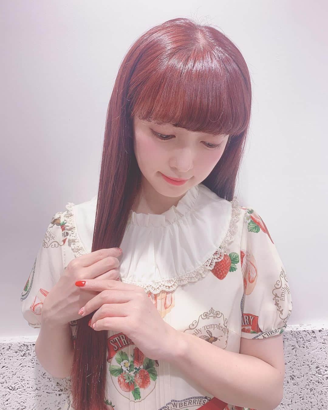 青木美沙子さんのインスタグラム写真 - (青木美沙子Instagram)「珠実さんにヘアメンテしてもらいました🍓美沙子は月1で行きます💓 ストロベリーショコラカラーにしてトリートメント❣️ウルウルツヤツヤになりました🍓 きれいなスーパーロングが好き💓 #ヘアメンテ #ストロベリーショコラカラー #珠実 さん」8月15日 17時19分 - misakoaoki