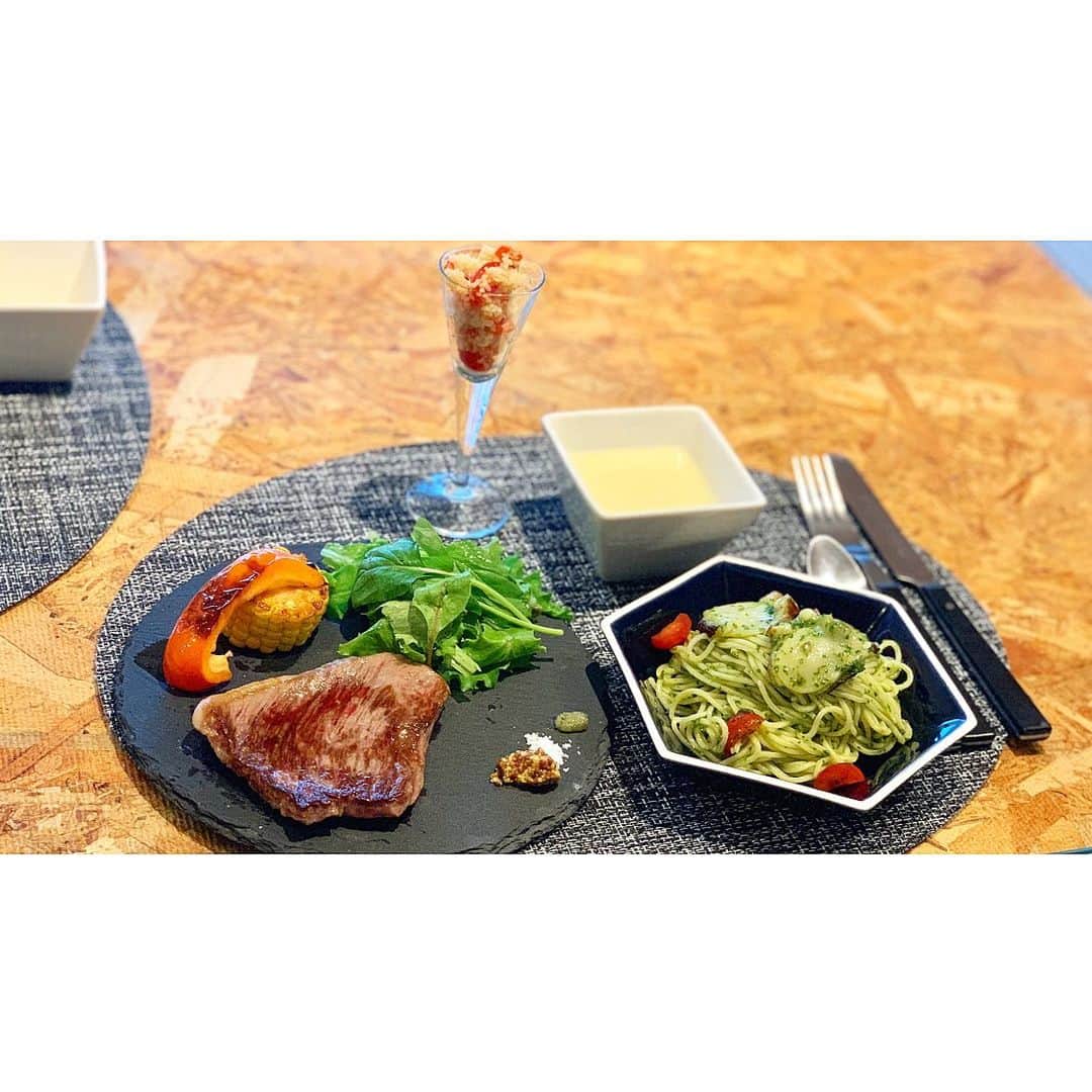 のインスタグラム：「先日のお家ご飯はこうとリクエストのステーキ🥩♡いつも大皿にドン！だからたまには盛り付けてみた🤪 歳のせいなのか昔は霜降りサイコー！ゆうてたのにいい赤身のお肉を少しずつ塩で食べるのが好き😂♡ ・ ・ #ステーキ #夏野菜のソテー #タコとトマトの冷製ジェノベーゼ #タブレ #ヴィシソワーズ」