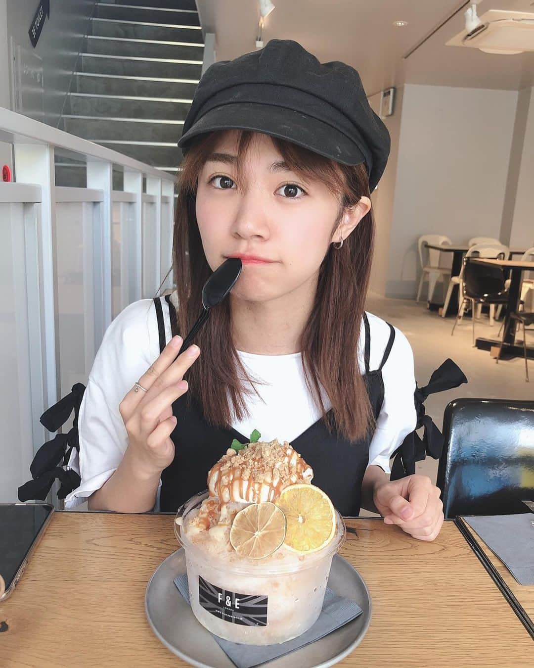 菜乃花さんのインスタグラム写真 - (菜乃花Instagram)「今日も繭ちゃんとサクッとかき氷🍧 . ロンドン発デリカフェ「FRANZÈ & EVANS LONDON」と、 ”かき氷の女王” で知られる原田麻子氏が店主をつとめる「氷舎mamatoko」との期間限定POP UP STOREが表参道交差点前にオープンしているということで行ってきました🤤！ . . . 昼頃に行った所.......お盆だからか、台風だからか、期間の真ん中あたりだからか、とりあえずすんなり入れました👌🏻✨ . . 私が食べたのはバノフィーパイ＆ミルクティー。 氷はフワッとして、ミルクティーはさっぱりでクリームには何やらたくさん具があり複雑で濃厚なお味でした.......☺️ . . 個人的には繭ちゃんが頼んだイチゴの方が お気に入りでおすすめ🍓笑 . @kakigorihunter 師匠はすごいのです。 お供するのは楽しいです。」8月15日 17時22分 - nanoka0707