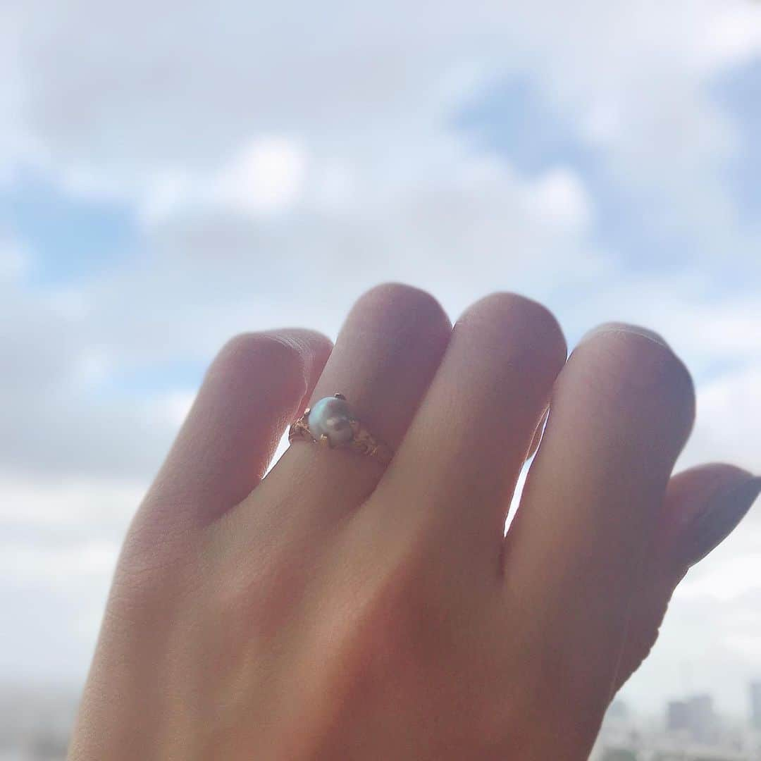 えれなさんのインスタグラム写真 - (えれなInstagram)「今年のお盆もお婆ちゃんの形見の指輪を身につけています💍✨ 1年ぶりにつけたんだけど。 やっぱり私好み🥰  てんしちゃんも会いに来てくれたかなぁ〜🐩💕 #ring  #お婆ちゃんの指輪 #いつみても好き  #大正生まれの女 #享年97 #身長は147センチだったかな  #蜂に2ヶ所刺されたのに唾つけときゃ治ると病院に行かず薬局に歩いて行った強い女  #そういえばお水だよって言いながらよく日本酒渡してきたなぁw  #てんし🐩 #れもんみんとの姉妹  #お盆 #えれな」8月15日 17時30分 - elena1982312