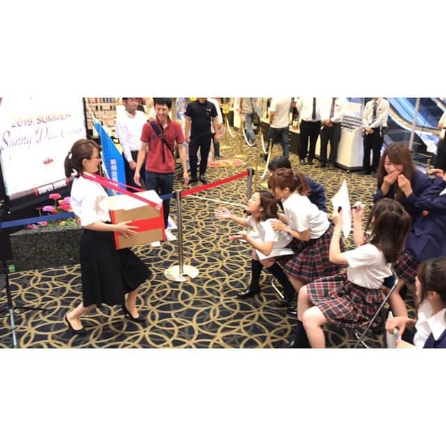 三島ゆかりさんのインスタグラム写真 - (三島ゆかりInstagram)「大好評につき第2回開催となったSDG女学園🏫👩‍🏫 ゆかりんご先生再び🍎✨ 匂い付き空気砲を打つのが難しくて、めっちゃ真剣な顔なってたんですねwww😂 ファンの方が撮影してくれた画像見てビックリ📷 YouTube配信も見てくれた皆さんありがとうございました💖 リアタイで視聴出来なかった方は是非アーカイブで👍 #sdg女学園 #ゆかりんご先生 #sunnydaygirls #スーパードーム新堀川店 #全員集合 #イメージガール #コント #空気砲 #かき氷 #早食い #チーム戦 #面白かった #メガネ女子 #女教師 #コスプレ #制服 #三島ゆかり #ゆかりんご #ゆかりんごチャンネル #ゆかりんごgames #followｍe」8月15日 17時26分 - apple340