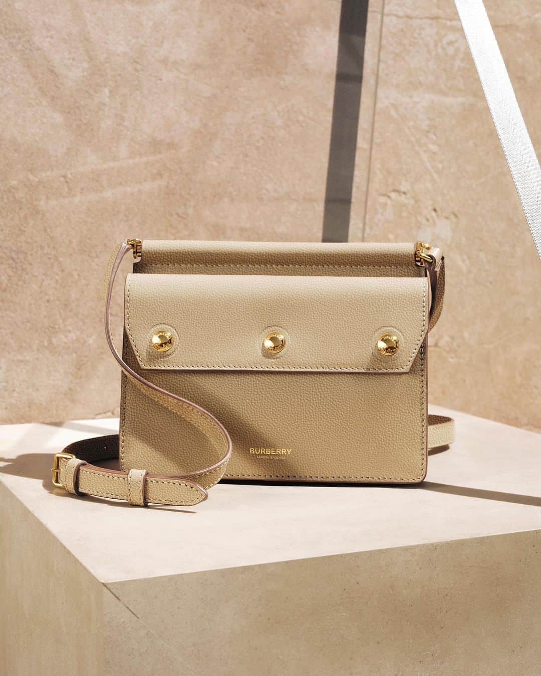 のインスタグラム：「Pocket Perfection . A miniature crossbody style, #TheTitleBag is elevated for Autumn with runway details – our elegant, polished top bar and triple-stud closure . #BurberryGeneration」
