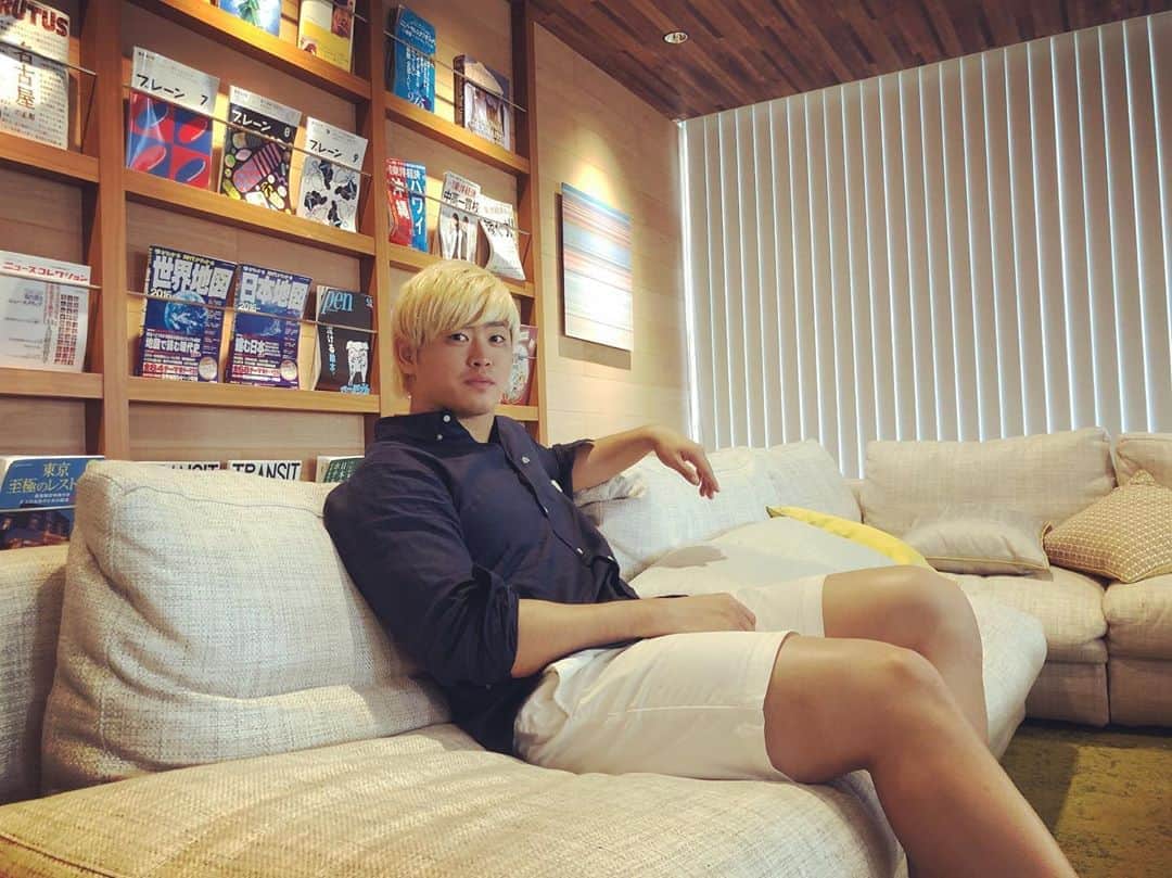 のインスタグラム：「出社したよ🍀 #会社 #仕事場 #オフィス #社内 #オシャレな空間 #落ち着く空間 #大きなソファ #本がいっぱい #本のある暮らし #プロレス #プロレラー #清宮海斗 #今日の私服 #夏のコーデ」