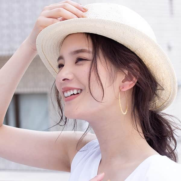 juicyrockさんのインスタグラム写真 - (juicyrockInstagram)「JUICY ROCK﻿ ﻿ 夏の日差しに美しく輝く﻿ 大きめなゴールドのフープピアス。﻿ ﻿ 華奢なゴールドボールチェーンが﻿ さりげない光りの反射でこなれた風合いに。﻿ ﻿ リゾートや海にも似合う、ラフながら﻿ 大人らしさと上品さのあるデザインです。﻿ ﻿ こちらの商品はゴールドとシルバーカラーの﻿ Mサイズ、Lサイズをご用意しております。﻿ ﻿ ﻿ ◆ゴールドボールチェーンフープピアス（L）﻿ 【 商品番号 jre1768 】¥3,240(税込)﻿ ﻿ ﻿ #JUICYROCK #ジューシーロック #フープピアス #フープ #ゴールド #ピアス #デザイン #リゾート #大人カジュアル #アクセサリー #アクセ #ジュエリー #アクセサリーショップ #コーデ #fashion #gold #earrings #pierce #accessory #lumine #店舗 #ルミネ #新宿 #有楽町 #ルクア #大阪 #アクセサリーショップ #CYCRO #サイクロ 姉妹ブランド」8月15日 17時30分 - juicyrock_official