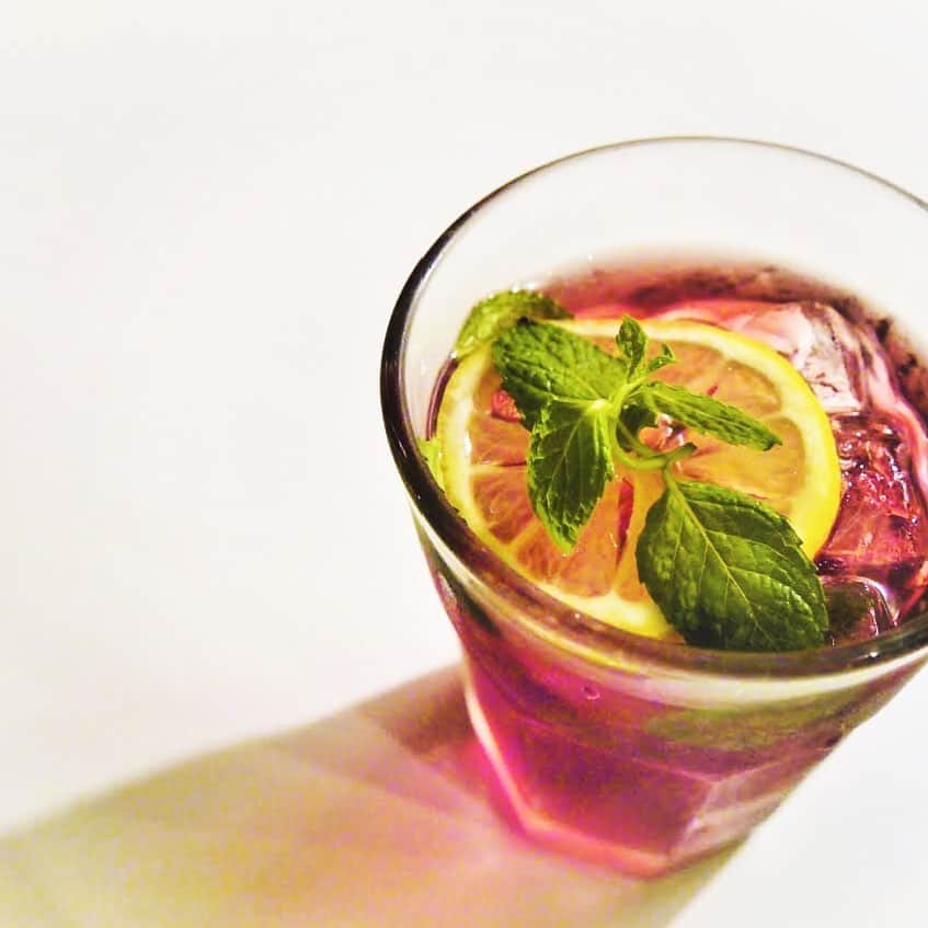 のインスタグラム：「🍹 . . 8〜9月限定&6周年記念🎊 オリジナルドリンク6種 販売開始いたしました！ . minori考案 「ザクロ酢カッシュ」 が味わえるのはここだけ！ ぜひ、お試しください😌 . ※今月15〜16日は夏季休業となります※ . --------------------------- 平日 7:00〜22:00 L.O 休日 9:00〜22:00 L.O 定休日 毎月第1・第3水曜日 貸切パーティー予約受付中！ WORLD NIGHBORS CAFE 03-5981-6211 ---------------------------」