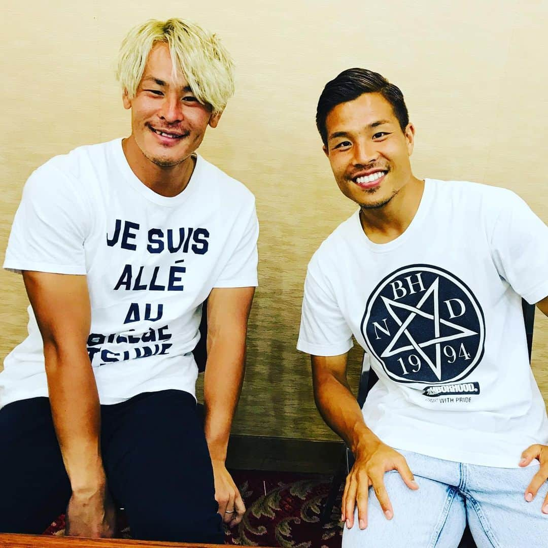 片山真人さんのインスタグラム写真 - (片山真人Instagram)「【ガチャスタグラム 仕事編】  今日はこの仲良しコンビ⚽️⚽️ さすがのテンポ👍 今週も期待MAX、頼んだ😊  #松本山雅FC トークショー&サイン会 #アルピコ長野トラベル #アルピコプラザ 7階で実施 #アウェイバスツアー 後期日程発表会 #村山智彦 #16 #永井龍 #11 #仲良しコンビ #私服の白Tシャツまで仲良し #攻守の要 #トークも要 #楽しい時間 来てくれたみんな #ありがとう #片山真人 #gacha #ガチャ MC #yamaga #onesoul 会場の向かいは #餃子の王将 #いい匂いしたなー #選手も来てくれたみんなにも感謝 #笑顔 #ファミリー さあ久々のホーム #名古屋グランパス  #みんなで勝とう⚽️ #共闘」8月15日 17時35分 - gachastagram.11