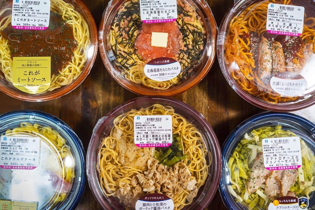 サイモンとマルティナのインスタグラム：「It’s the carb-tastic fight of the year!!! 🚨 We rank 6 JAPANESE CONBINI PASTA’s on our latest livestream and yes, get a bit too tipsy 🍷 after one too many cheers to all the new members of the #rainbowladdersupportteam 🌈」