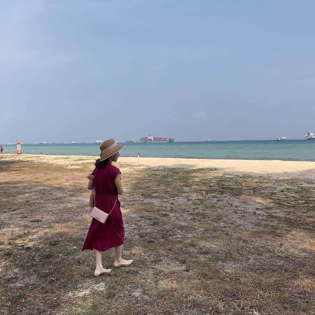 大西蘭さんのインスタグラム写真 - (大西蘭Instagram)「・ イーストコーストパーク へ🏖 ・ 思ったよりも海が青くて綺麗だった✨ ・ 遠くにタンカーが見えるのがシンガポールらしい🚢 ・ 私にくっついているのは息子です👶 ・ Instagramには載せていませんでしたが、子育て真っ最中です👶💕 ・ ・ #eastcoastpark #singaporelife #nottoday #thisissingapore #シンガポール暮らし #イーストコーストパーク #シンガポールの休日 #mamagirl #mamalife #シンガポール子育て #grl #elizalitz @elisalitz @grl_official」8月15日 23時03分 - onishiran