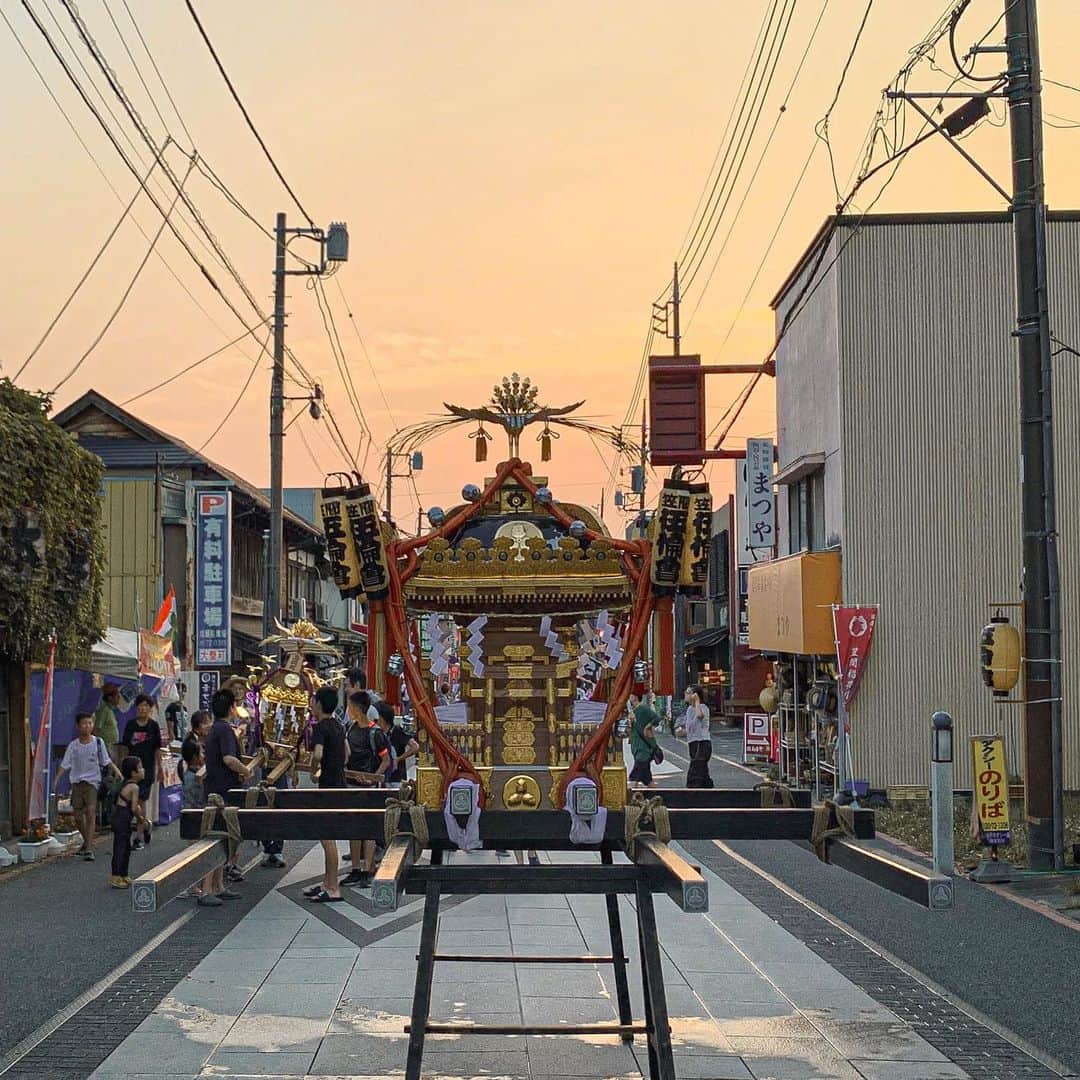 Kazukiのインスタグラム：「. japanese fes. . 小学生の夏休みにずっと過ごしてた茨城県笠間市. 商店も街並みも変わらない. モノ余り時代だからこそ足りないくらいがちょうどいい. . . . #japaninside#japan_of_insta#jp_gallery#team_jp_#japan_visit#rox_captures#retrip_nippon#igersjp#tokyocameraclub#streetshootjapan#discovertokyo#explorejpn#笠間#笠間稲荷」
