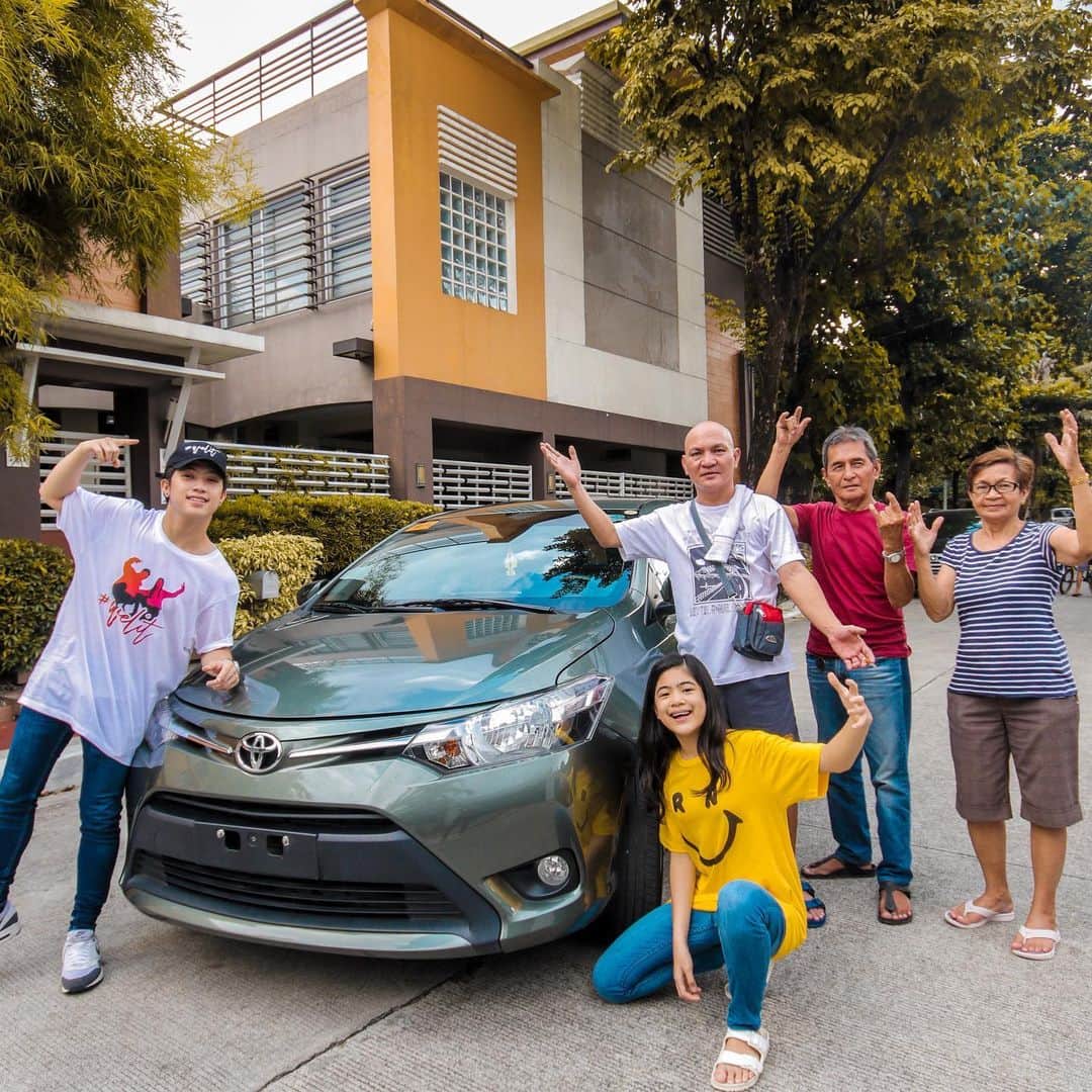 Ranz Kyleさんのインスタグラム写真 - (Ranz KyleInstagram)「Can’t believe we got to give a new car to our grandparents and uncle 🙏🏻 just wanna give back to them for everything they did for me while i was growing up. Vlog out now y’all know where it is 😁」8月15日 23時08分 - ranzkyle