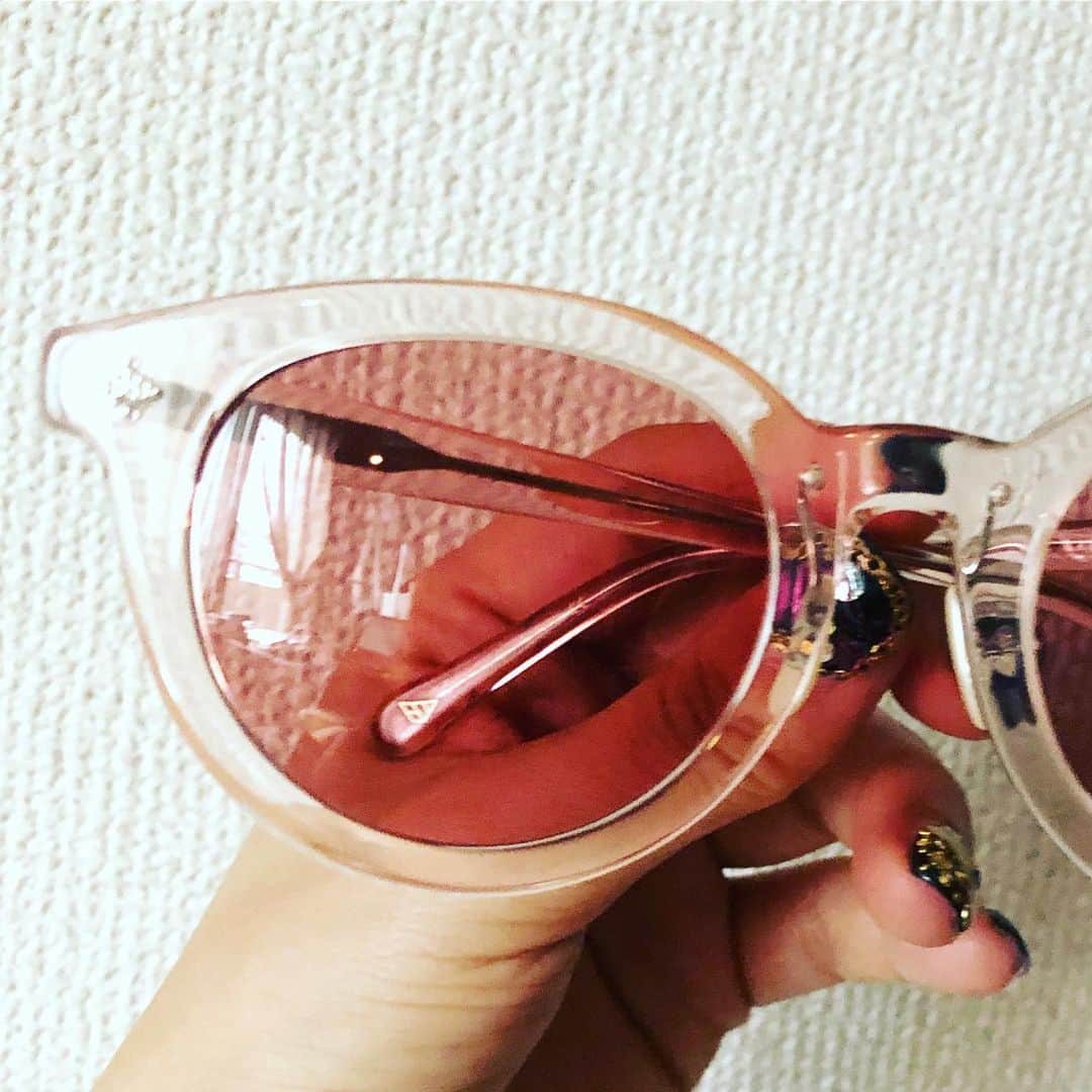 阿部洋子さんのインスタグラム写真 - (阿部洋子Instagram)「🕶 この夏買い足したサングラス。 うすーいピンクのフレームが柔らかい。 #サングラス #sunglasses  #enalloid #smoky #pink」8月15日 17時40分 - hirocoring
