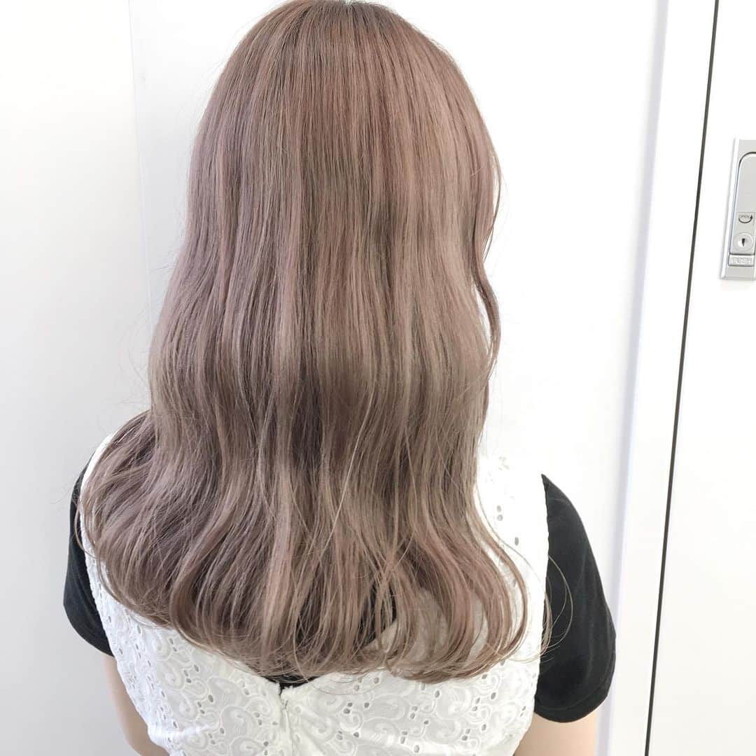 ALIVEさんのインスタグラム写真 - (ALIVEInstagram)「このヘアを担当したのは @iamblue.58 所属 ALIVE kichijoji 店 . お気に入りのスタイルは保存して カウンセリング時にお見せください👀♥︎ . 2bleach pink beige 🕊 . 柔らかく透明感のある#フレンチベージュ に ほんのりピンクをプラスした#ピンクベージュ ♥︎ . 夏は明るめのカラーが人気です！ 8月のご予約まだまだお待ちしております🌴♥︎ . . ~＊~price~＊~＊~＊~＊~＊~＊~ . no bleach gradation color ¥7560 1bleach gradation color ¥9720 2bleach gradation color ¥16200 . 指名限定のお得なクーポンございます🌿 . ~＊~＊~＊~＊~＊~＊~＊~＊~＊~ . . ALIVE HARAJUKU 東京都渋谷区神宮前6-29-4 5F 03-6433-5233 . ALIVE KICHIJOJI 東京都武蔵野市吉祥寺本町1-10-5 6F 04-2227-5410 . ALIVE OMOTESANDO 9/1 リニューアルオープン 東京都渋谷区神宮前4-14-9 1F 03-6434-5454 . ALIVE NAGOYA 愛知県名古屋市中区栄３-11-16 7F  052-253-9551 . . ご予約はプロフィールトップのURLから各店へお願い致します。」8月15日 17時47分 - alivehair