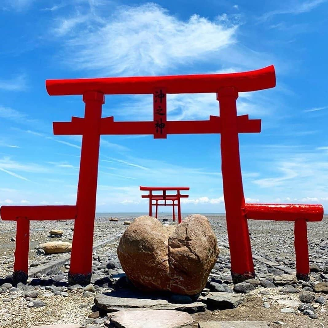 aumoさんのインスタグラム写真 - (aumoInstagram)「【#海中鳥居 ×#日本の絶景】 . 佐賀県の「#大魚神社」にて撮影されたお写真📸 . 干潮時には、写真のように海中道路を歩くことができるのですが、潮が満ちていると、鳥居の上部まで海水に浸るのだとか！😯🌊 . Credit：@kissmark85 さん 素敵なお写真をありがとうございます！ . あなたが撮影した素敵な写真に 「#aumo」を付けて教えてください♡ あなたの投稿が明日紹介されるかも♪ . aumoアプリは毎日配信！おでかけや最新グルメなどaumo読者が気になる情報が満載♡ ダウンロードはプロフィールのURLから✔︎ (iPhone&Android版) . . #海中鳥居⛩ #佐賀旅行#夏の思い出 #インスタ映え #インスタ探検隊 #女子旅#絶景#絶景スポット #旅 #team_jp_ #igersjp #japan_daytime_view #wu_japan  #bestjapanpics #japan_of_insta #art_of_japan_ #ptk_japan #photo_jpn #lovers_nippon #tokyocameraclub #あなたとみたい景色#フォトジェニック #国内旅行 #夏旅」8月15日 17時44分 - aumo.jp