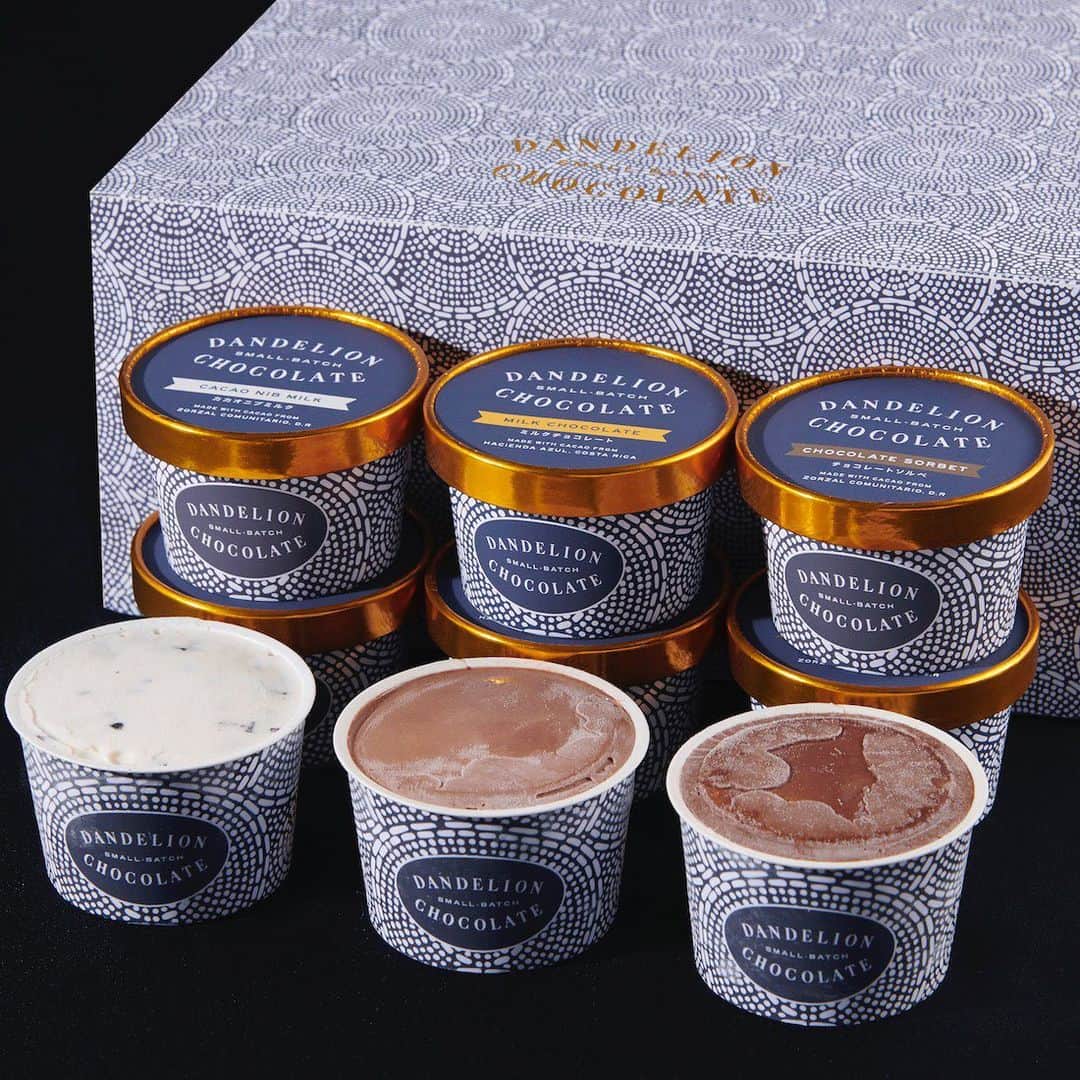 ダンデライオン・チョコレート・ジャパンさんのインスタグラム写真 - (ダンデライオン・チョコレート・ジャパンInstagram)「オンラインストア限定のアイスクリーム&ソルベの販売が始まりました！﻿ カップと同様のデザインが入った特別仕様の配送箱でお届けします。 ﻿ アイスクリーム&ソルベは3種類のアイスが各3個ずつ入った9個セット。﻿ 今日は「カカオニブミルク」をご紹介します。﻿ ﻿ カカオニブの豊かな香りが感じられるアイスクリームです。あっさりとした味わいの成分無調整ミルクとドミニカ共和国産のカカオニブを使用して作られています。ベースとなるミルクにニブを入れ、時間をかけてじっくり煮出すことで、その風味や成分を抽出しています。仕上げに焙煎したての香ばしいカカオニブを混ぜ込み、滑らかなのに、ナッツのようなクランチーな食感もお愉しみいただけます。﻿ ﻿ ﻿ Photo by  shunka toyama﻿ ﻿ ﻿ #dandelionchocolate﻿ #ダンデライオンチョコレート﻿ #beantobar﻿ #ビーントゥーバー﻿ #craftchocolate﻿ #クラフトチョコレート﻿ #chocolate﻿ #チョコレート﻿ #cacao﻿ #カカオ﻿ #DandelionChocolate﻿ #ダンデライオンチョコレート﻿ #OnlineStore﻿ #オンラインストア﻿ #sweets﻿ #スイーツ﻿ #gift﻿ #ギフト﻿ #手土産﻿ #贈り物﻿ #お土産﻿ #CACAO NIB MILK﻿ #カカオニブミルク」8月15日 17時46分 - dandelion_chocolate_japan