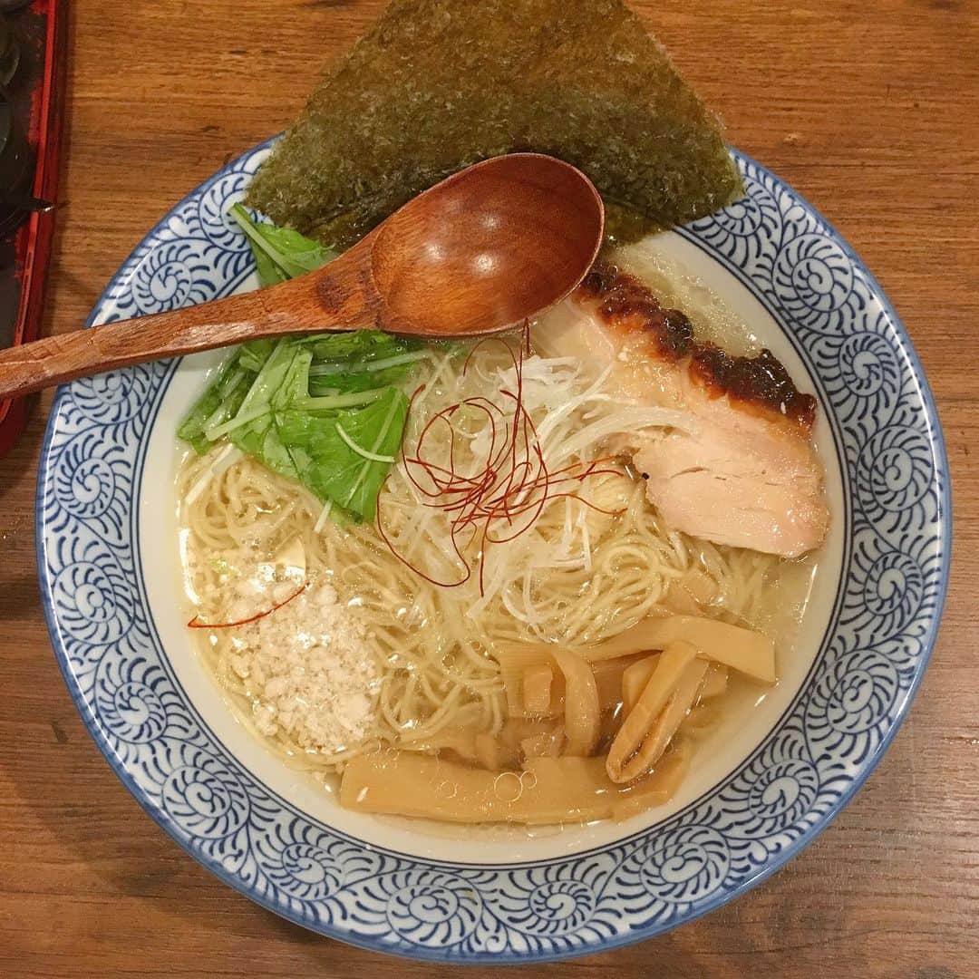 朝見心のインスタグラム：「(∵) 33歳にしてやっと成し遂げました 1人ラーメン 3年前からやるやる詐欺してたけど やっと達成 3年越し 1人でお店のドアを開いたあの瞬間の自分を褒めちぎってやりたい 1人やのにテーブル席に通してもらって気まずかったよ ラーメンはめちゃくちゃ美味しかったです 水面がキラキラ光ってた 1人でも美味しい これから1人で出来ることをもっと増やして行こうー！ すごいー！ 嬉しいー！ 美味しいー！！！ ___________ #下北沢ラーメン #ラーメン #鳥そばそると #木曜日のみ鯛ラーメンになるという噂でしたが #今日は鳥ラーメンでした #鯛はいつ食べられるのか #鳥美味しすぎたので #鯛も食べたい #ラーメン記🍜」