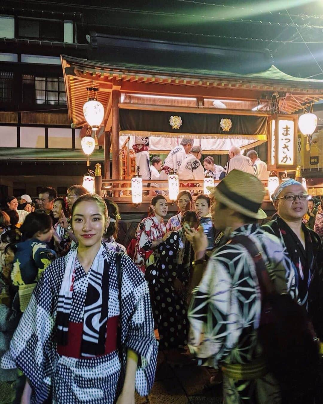 吉田沙世さんのインスタグラム写真 - (吉田沙世Instagram)「🏯👘🏮郡上踊り🏮👘🏯 #郡上おどり#郡上八幡 #春駒 #ヤッチク#生歌#生演奏 #徹夜で踊る#日本の夏 🎐  一度きたら忘れられない 郡上八幡 徹夜おどり 歌が終わるごとに皆んなで 拍手したりゲタの音が響く音に ハマっちゃう。 ほんとに楽しい！ 何百年も歌い踊り続けられてきた 郡上おどりに圧倒されました🏯🌝 今年もこれて最高だったな❣️ There is a famous bon odori(盆踊り) called Gujo odori(郡上踊り) in Gifu (岐阜). It is one of the three biggest bon dancing in Japan.  Aug 13 to 16 people dance from 8 in the night till 5 in the morning !」8月15日 17時50分 - sayobaby