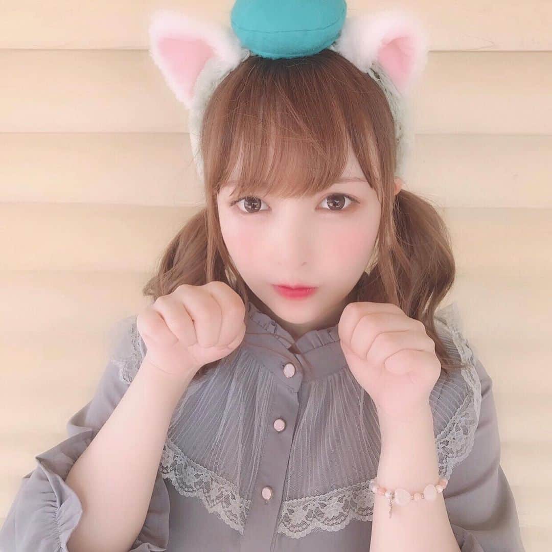 椎名あつみのインスタグラム：「このまえの夏ディズニーの ときのお写真✨  ジェラトーニコーデと 新しいシェリーメイキャップ💕  灼熱すぎて全然 あるけなかった（ ; ; ）  もっと爽やかな服で 次はいこう。。。😣😣 ☃️🎅🏻 #ディズニーシー  #ディズニーコーデ  #ジェラトーニコーデ  #シェリーメイコーデ  #シェリーメイ  #ディズニーグッズ」