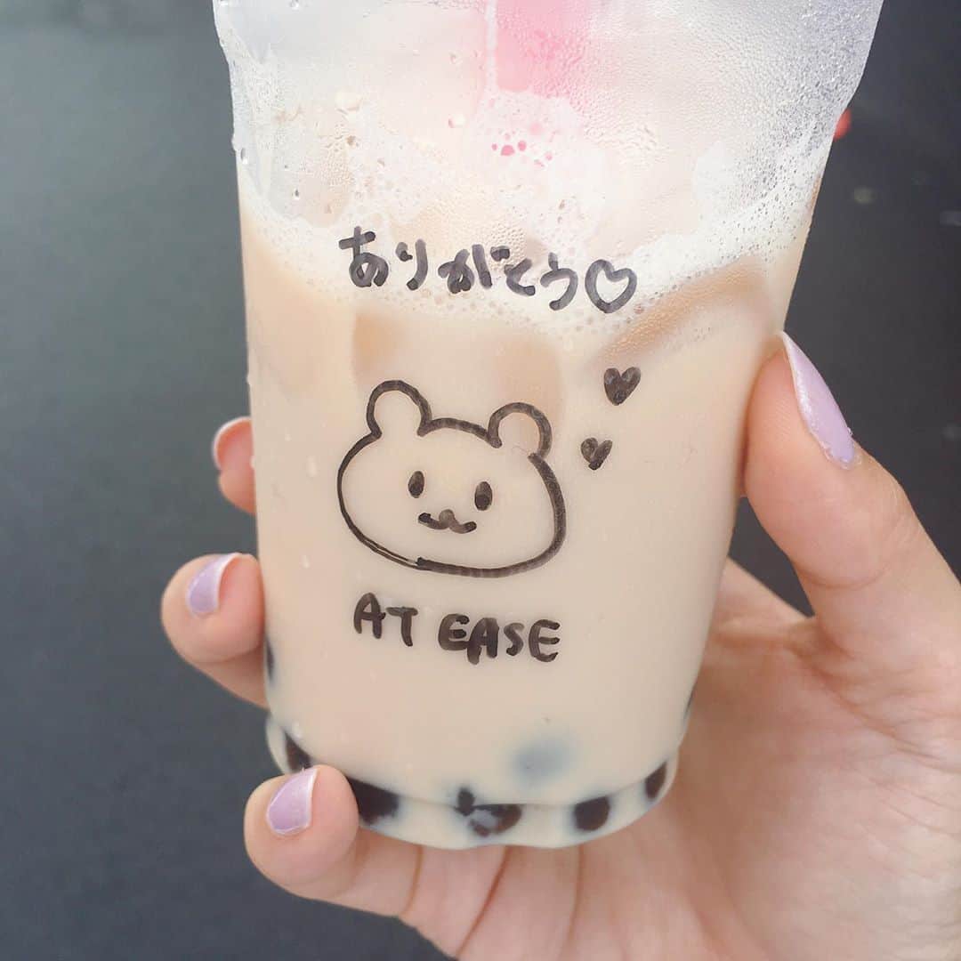 朝見心のインスタグラム：「(∵) 受け取った時は気付かなかったけど ふとカップを見たらこんなに可愛い子が…！！！ 背面を…！！！ 嬉しすぎる 可愛すぎる また行く 店員さんありがとうございました＼(∵)／ ストローも好きな色から選べるよー♡」