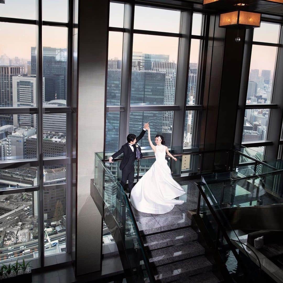 Mandarin Oriental, Tokyoさんのインスタグラム写真 - (Mandarin Oriental, TokyoInstagram)「【Weddings by Mandarin Oriental, Tokyo】 マンダリン オリエンタル 東京の最上階である37階と38階をつなぐドラマティックな階段は、ウエディングフォトの人気スポットです。東京を一望いただける美しい景色を背景に映画のワンシーンの様なウエディングフォトはいかがでしょうか？  ウエディングフェアが8月24日（土）、25日（日）に開催！また試食付見学会は、8月17日（土）、18日（日）にご用意しております。この機会にぜひご体験ください🔔  ウエディングフェアの詳細、ご予約はこちら:  @motyo_wedding  #MandarinOrientalTokyo #MOtokyo #MOTYOwedding #WeddingsByMO #マンダリンオリエンタル東京 #ウエディングbyマンダリンオリエンタル #ウェディング #ウェディングドレス #ウェディングフォト #ホテルウェディング #ブライダルフェア #プレ花嫁 #Bridal #Bridalfair #花嫁 #wedding #weddingfair #ウェディングフェア #weddingdress #Weddingphotography #三井本館 #日本橋 #Nihonbashi #重要文化財 #披露宴 #weddingparty #結婚式準備 #結婚式」8月15日 17時57分 - mo_tokyo