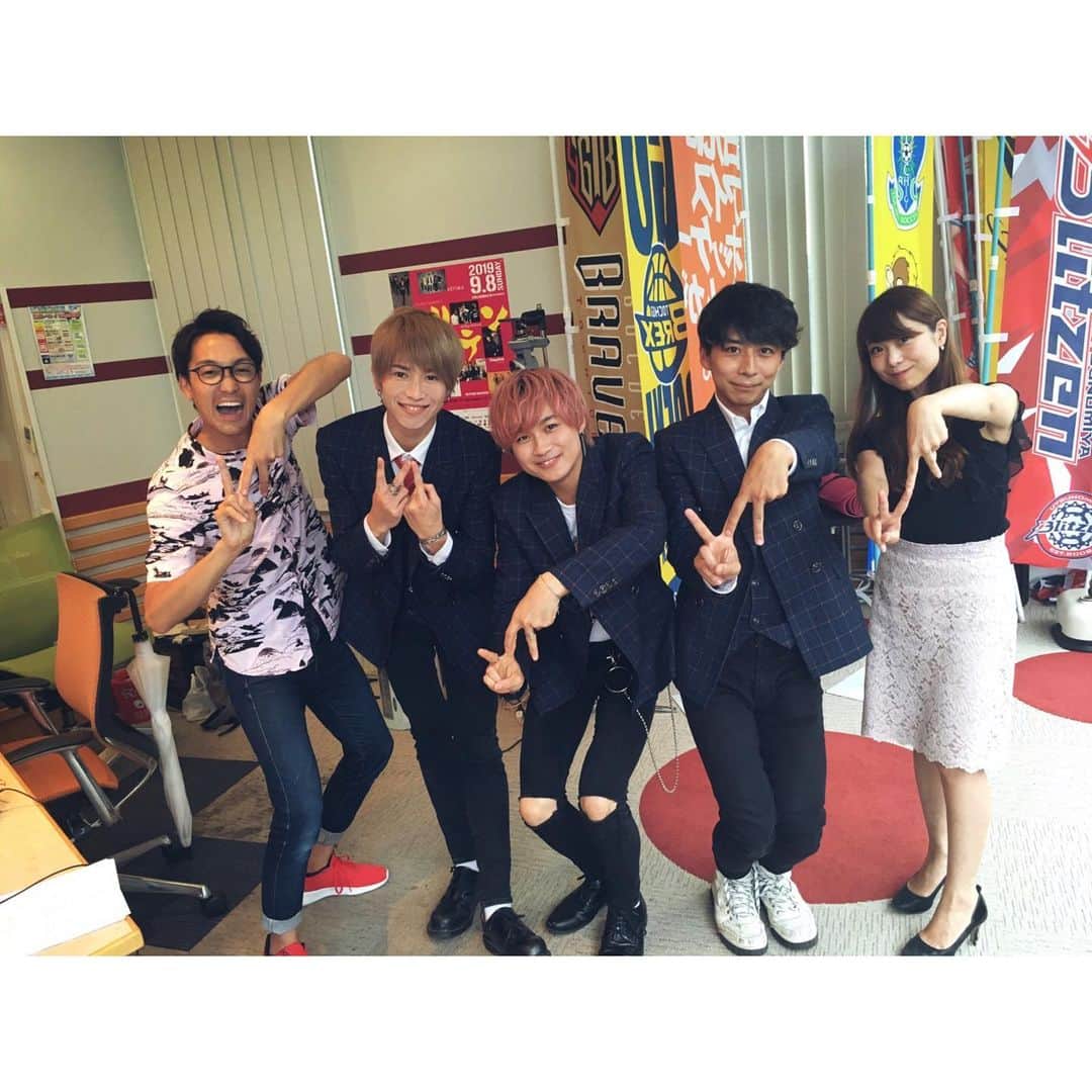 岡田鷹斗のインスタグラム：「RADIO BERRY 76.4FM 木曜【Ｂ・Ｅ・Ａ・Ｔ】！ に出演させていただきました！ パーソナリティーの 須賀 由美子さん、永井 塁さん ありがとうございました☆ ・ ・ ・ 会場に駆け付けて下さったNGFの皆さん RADIOを聴いて下さった皆様 本当にありがとうございました☆ ・ ・ ・  #rberry #RADIOBERRY #tochigi  #RADIO #NEVAGIVEUP #栃木 #生放送 #764fm #ネバギブ #メンバー #岡田鷹斗」