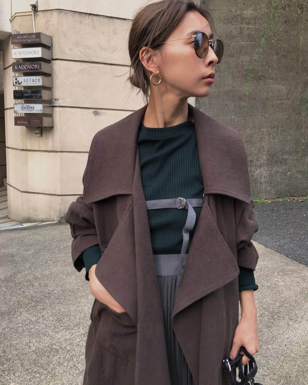 黒石奈央子さんのインスタグラム写真 - (黒石奈央子Instagram)「あめりふく。 . BIG COLLAR LONG COAT ¥24000+tax 8/16 HARNESS SUSPENDER SK ¥17500+tax 8/6 OPEN BACK BUTTOM TOP ¥12000＋tax 8/16 そのた  AW . ビッグカラーな秋コート。 表面感のあるコートで、肌寒い日にお勧め！ .  @ameri_shinjuku @amerivintage @ameri_daikanyama @ameri.shinsaibashi #ameri#amerivintage #fashion #coordinate#ootd#outfit#osanposnap #705_outfit #大人ファッション #大人コーディネート #大人スタイル #modestyle #modefashion#modecasual」8月15日 17時58分 - blackstone705