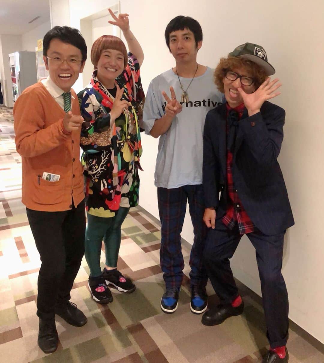 和田美枝のインスタグラム：「上田さん、ボンさん、フワちゃん、小公造さんと👟🧢💅👓 #グッドウォーキン上田 さん #味出るやないかが口癖の刺繍お兄さん #ボンざわーるど さん #永遠に可愛いイイ天パ持ち主のお兄さん #フワちゃん #爪可愛いぃぃぃ #井上小公造 #これ絶対に言わないで下さいね #女と男 #ウチガヤ」