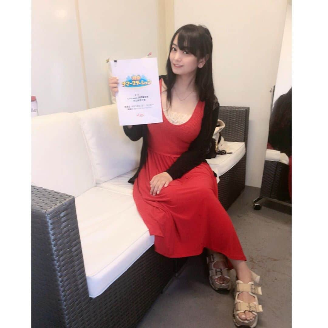 脊山麻理子のインスタグラム：「8月13日はJCOM湘南サマーステーションの公開収録でした♡片瀬江ノ島駅久しぶりに行きました(=^ェ^=)海なので赤いワンピースで行きました♡OAは8月18日14時半からです♡ #湘南サマーステーション #ZARA #ZARAワンピース #JCOM」