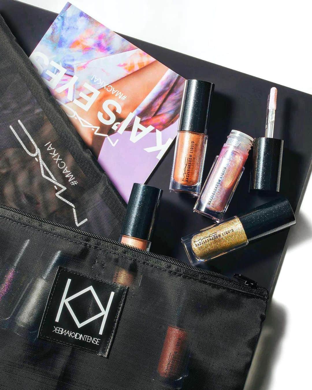 M∙A∙C Cosmetics Japanのインスタグラム：「⠀ 【いよいよ明日スタート！】[KAI’S EYES] 超特急 カイとM·A·Cのコラボレーションビジュアルが公開 ダズルシャドウ リキッドで一際輝く目元に✨ #MACXKAI ⠀ 8/16～全国のM·A·C店舗にて限定ビジュアルが展開！ ⠀ ⠀ ⠀ ⠀ #MACXKAI オリジナルポーチ＆メイクアップカードプレゼントキャンペーン  M·A·C公式オンラインショップ・全国のM·A·C店舗にて対象製品（ダズルシャドウ リキッド全10色）を1点以上お買いあげの方にメイクアップカードを、 対象製品1点以上を含む5,400円（税込）以上お買いあげの方にオリジナルポーチとメイクアップカードをプレゼント！ ⠀ *公式オンラインショップ・全国店舗にて　8/16（金）～9/15（日）限定販売 ⠀ *M·A·C公式オンラインショップ・全国のM·A·C店舗にて先着順で限定数を配布予定、限定数がなくなり次第終了 *ポーチ、メイクアップカードのどちらかがなくなった場合、税込5,400円以上購入してもどちらかのみのお渡しとなります *ポーチ、メイクアップカードのプレゼントはオンラインショップ、店頭共にお1人様１会計につき１回まで *M·A·C公式オンラインショップは、8月16日（金）AM10:00開始となります ⠀ DESIGN: M･A･C ARTIST RINO KASAI: @rino416 @macpro_tokyo Photo: @takaki_iwata ⠀ ⠀ ⠀ ⠀ ⠀ #MACCosmeticsJapan #MACコスメ #MACCosmetics #MAC #コスメ #メイク #アイメイク #コラボ #コラボレーション #MACDazzleshadowLiquid #超特急 #カイ #ダズルシャドウリキッド #キャンペーン」