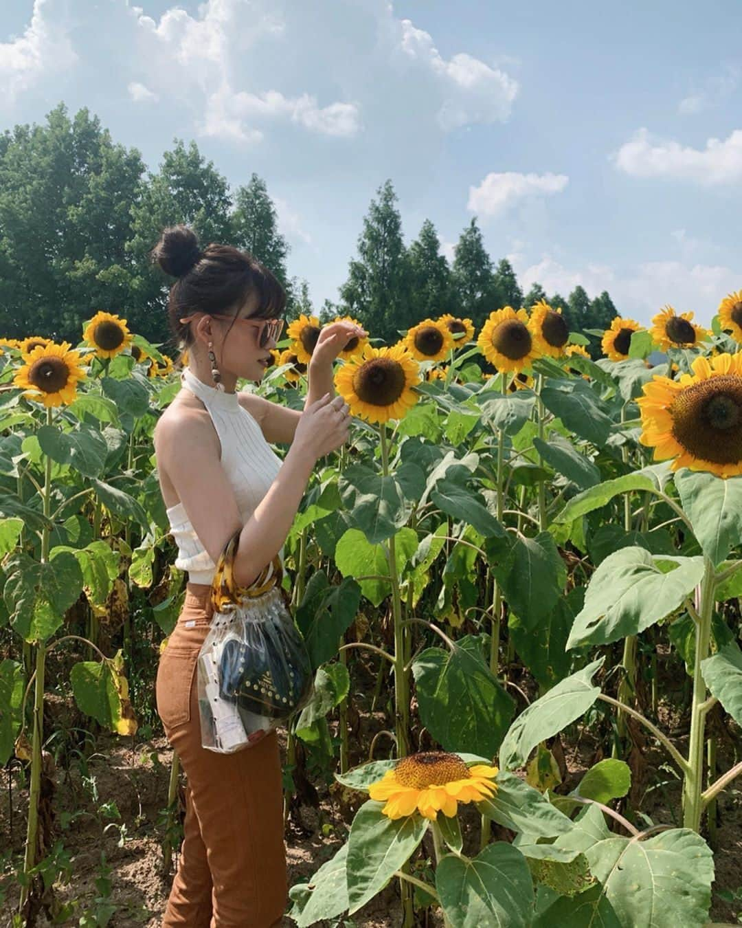 RiLiさんのインスタグラム写真 - (RiLiInstagram)「THE夏の定番スポット⭐💫【ひまわり畑】🌻🌻 ..... 夏の花といえば、ひまわり🌻🌻8月に入って【ひまわり畑】に足を運ぶ子も増えてきたよね🙊💞THE夏な写真が撮れると今年も大人気だよ⭐💫 ひまわり畑コーデはやっぱり白ワンピが定番🍦💫麦わら帽子やサングラスとの夏小物との相性もバツグンだよね😎👒 ひまわりが咲いているのは夏の今だけだから早めに近くのひまわり畑をCheck❣❣太陽みたいなひまわりから元気をもらっちゃおう🌞🌈✨ ❣ ❣ ❣ ❣ ❣ サイトやSNSで掲載させていただくお写真募集中😘📸 かわいいコーデやアイテム、注目スポットなどが撮れたら、ハッシュタグ→#rili_tokyo  を付けて投稿❗ ． Special Thanks💋 Photo by @yukko__gram @iiimasamiiistyle @0517___sakura__ @na__s_8 @bikky_9910 @ee__09__ @__ma0510 @ee__09__ @hrn_0324 @otonomochi ． #夏 #夏コーデ #sunflower #ひまわり #ひまわり畑 #お花畑 #向日葵畑 #向日葵 #ひまわり畑コーデ #ワンピース #くすみカラーコーデ  #消えそうな色コーデ  #ブラウンコーデ #ベージュコーデ  #ワントーンコーデ #シンプルコーデ  #カジュアルコーデ #ガーリーコーデ #置き画 #置き画くら部 #今日のコーデ #コーデ #コーディネート #RiLi  #おしゃれさんと繋がりたい #お洒落さんと繋がりたい #ファッション #패션스타그램 #ootd」8月15日 18時00分 - rili.tokyo