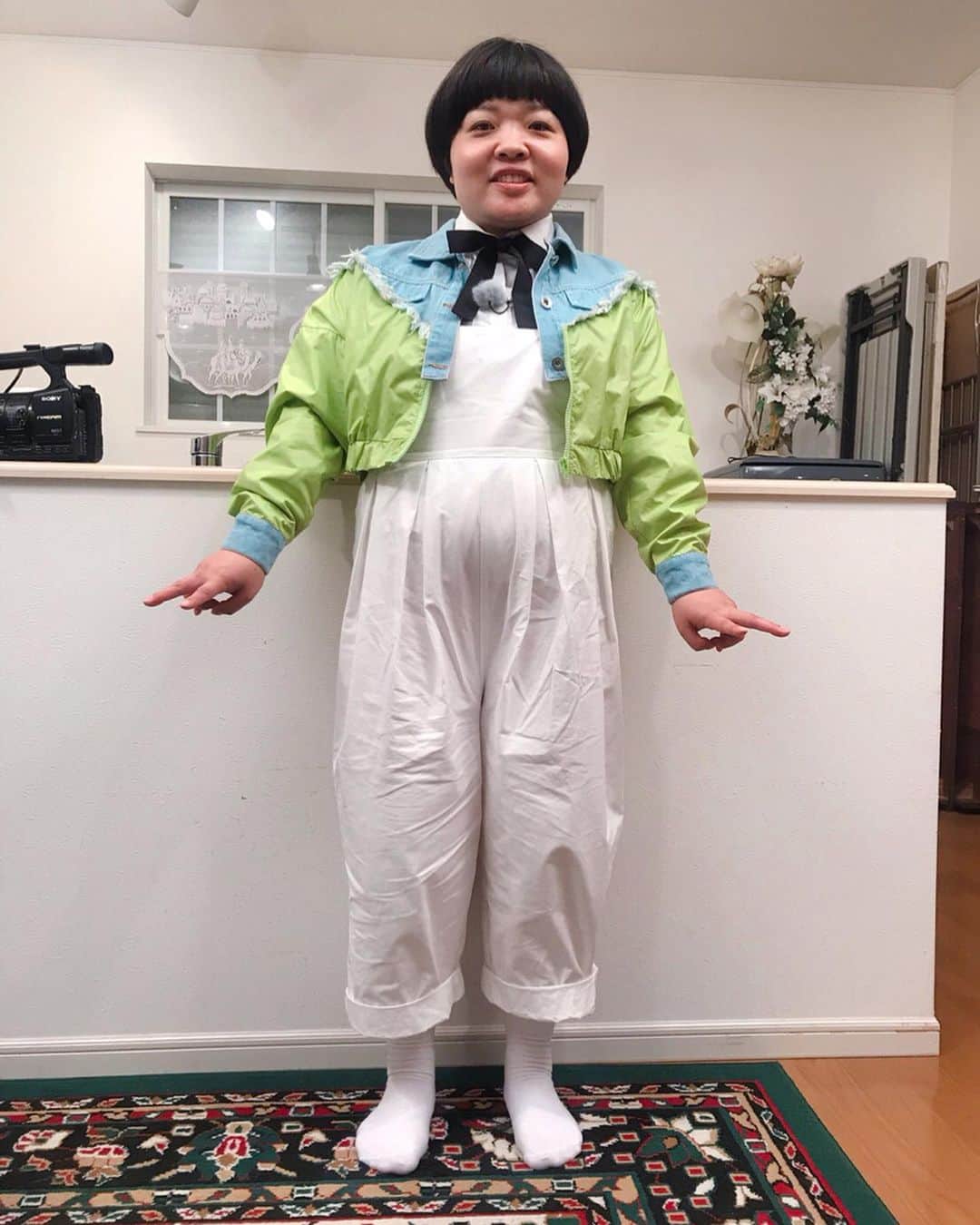 おかずクラブのインスタグラム：「オカさん👚👗👠 こちらもたまりにたまった #過去pic  オカリナさんソロバージョン！  1枚目 #かりそめ天国 だいぶ前にOAでしたが… 自分で言うのもなんだけど、面白い服着せてるよね。。。笑  オーバーオール👉merlot @merlotcamp  リボン付き白ブラウス👉Amazonで韓国系のショップの買った デニム×黄緑ナイロンブルゾン👉Romantic Standard @romantic_standard  その他👉スタイリスト私物  2枚目 これは1枚目と同じ日で、料理するのにブルゾン脱いで、エプロンしたバージョン エプロン👉楽天で買った 何故、お風呂場なんだ… 浴槽の端っこなんだ… エプロンは、色々迷ったんだけど、なんだかこの犬だか猫だか分からない、動物の顔のエプロンが、オカリナさんっぽいな！って思ってこれにした！ フリルが付いたやつだとか、♡柄だとか色々あったんだけど… やっぱこれがオカリナさんぽいな！って！！ これ、子供用の小さいサイズもセットで、親子でお揃いエプロンみたいな感じでしたよ！(さすがにオカリナさんは大人用だよ！w)  3枚目 ちょっと寄ってみた…笑  4枚目 こちらはOAがまだなので、詳細は言えないのですが、一つだけ言えるのは、この日のオカちゃんは、今まで見たことないオカちゃんでした！ 放送近くなったらまた言いますね！ ただ、本当にいつものオカちゃんではなかった…  イエローリメイクTシャツ👉amatunal @amatunal_laforetharajuku  つけ襟👉下北沢のお店で買ったんだけど、いっつも名前忘れちゃう… その他👉スタイリスト私物  5枚目 #アメトーーク こちらは来週8/22(木)の放送のアメトーークです！ 「今コレを伝えたい！！ピンポイントアカデミー大賞」 です！！ オカリナさんが伝えたい事… だいたいの方はお察しかと思いますが… 是非！来週見てください！！ いつもと違うオカリナさんが見れます！！ 水色&オレンジシャツ👉Romantic Standard @romantic_standard  オフホワイトパンツ👉merlot @merlotcamp  その他👉スタイリスト私物 オレンジがポイントだよ！ Stylist @ayumiii_2019  #おかずクラブ #okazugram  #オカリナ #お腹のぽっこりかわいい」