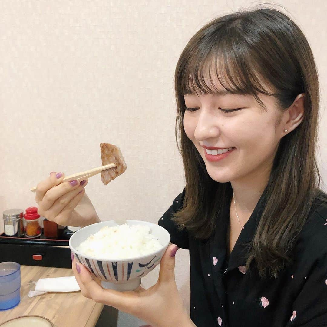 市野莉子さんのインスタグラム写真 - (市野莉子Instagram)「. お決まりの焼肉〜🤣 これを食べずに帰るわけにはいかん（笑） 今日もお腹いっぱい食べた！  #大好きハラミ #持ってるのは違うやつ #焼肉#焼肉大好き#幸せ #りかりこ」8月15日 18時06分 - riko_ichino