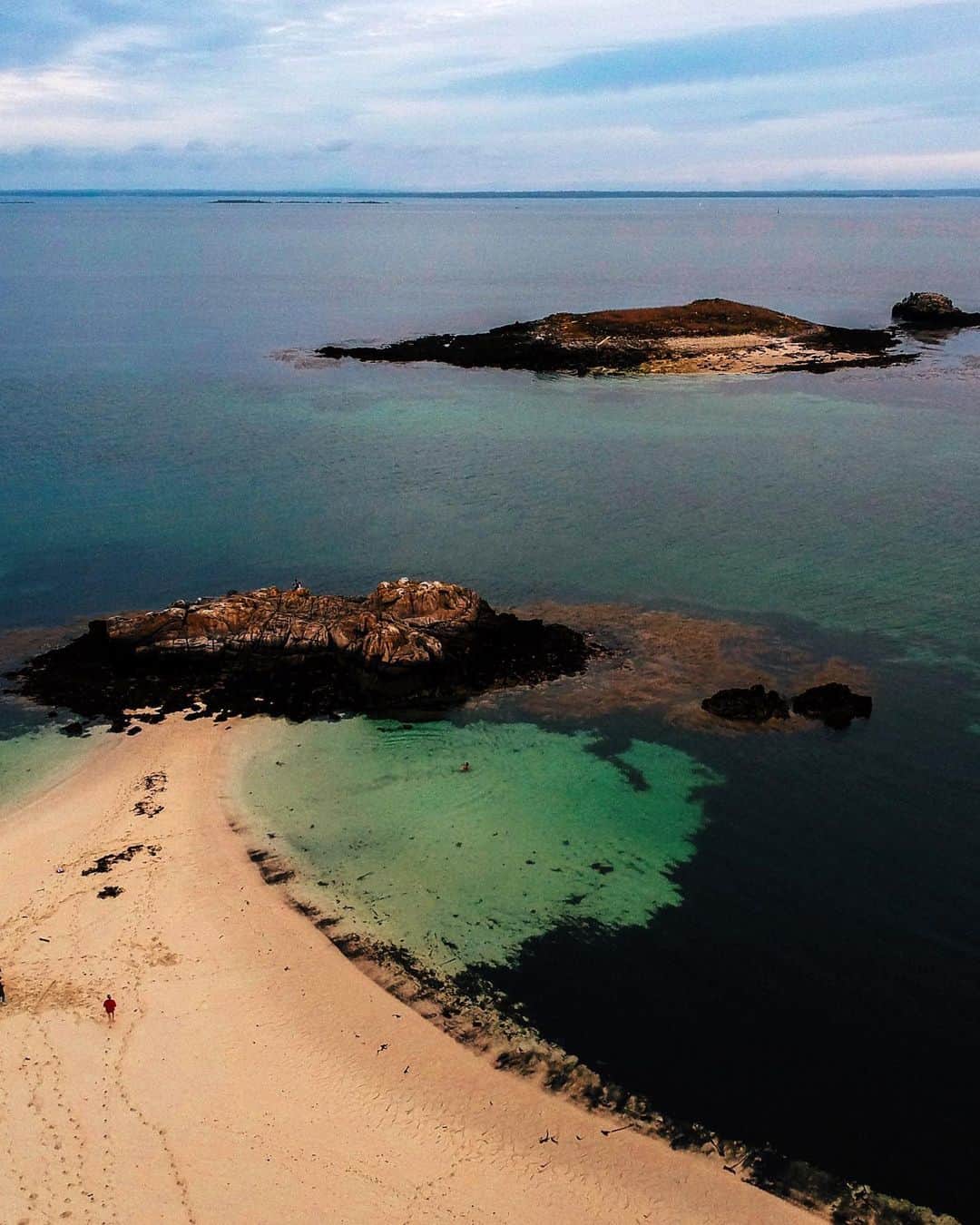 NICOLAS SIMOESのインスタグラム：「Beautiful islands from the sky... 📸✨」