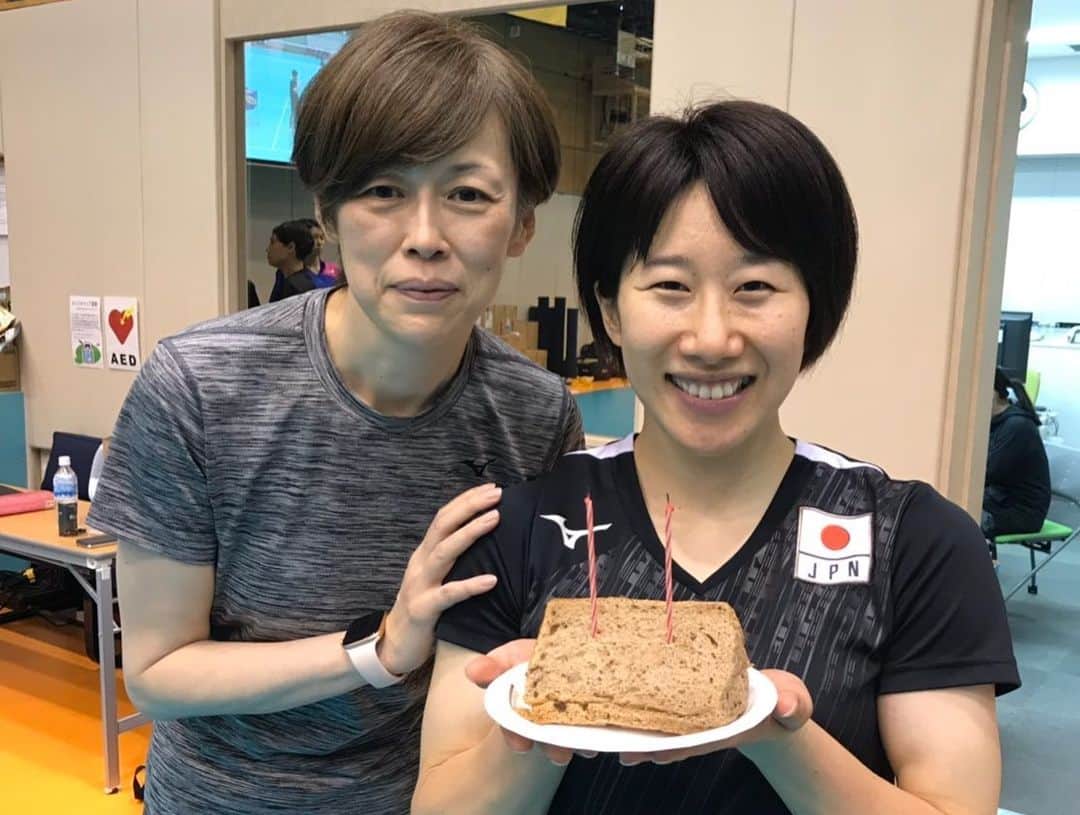 フジテレビ★バレーボールさんのインスタグラム写真 - (フジテレビ★バレーボールInstagram)「‪HAPPY BIRTHDAY❗️‬ ‪今日は小幡真子選手の誕生日🎂😆‬ ‪おめでとうございます🎉㊗️‬ ‪『バレーが出来る事への感謝の気持ちを忘れずにこれからも頑張っていきたい』と語っていました☺️‬ ‪指揮官も笑顔で祝福❤️‬ ‪30日後に始まるワールドカップ！ピンチを救う守護神に注目です😍 ‪#ワールドカップバレー 9月14日開幕 #あと30日 #バレーボール ‬」8月15日 18時14分 - fujitv_volleyball