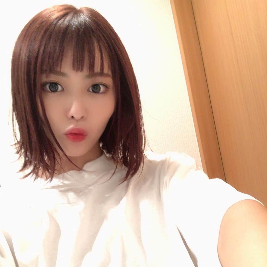 比良祐里のインスタグラム：「オン眉✂️✂️✂️ . . . 今夜ライブミー配信します💪  #イメチェン #オン眉 #オン眉ボブ #赤髪」
