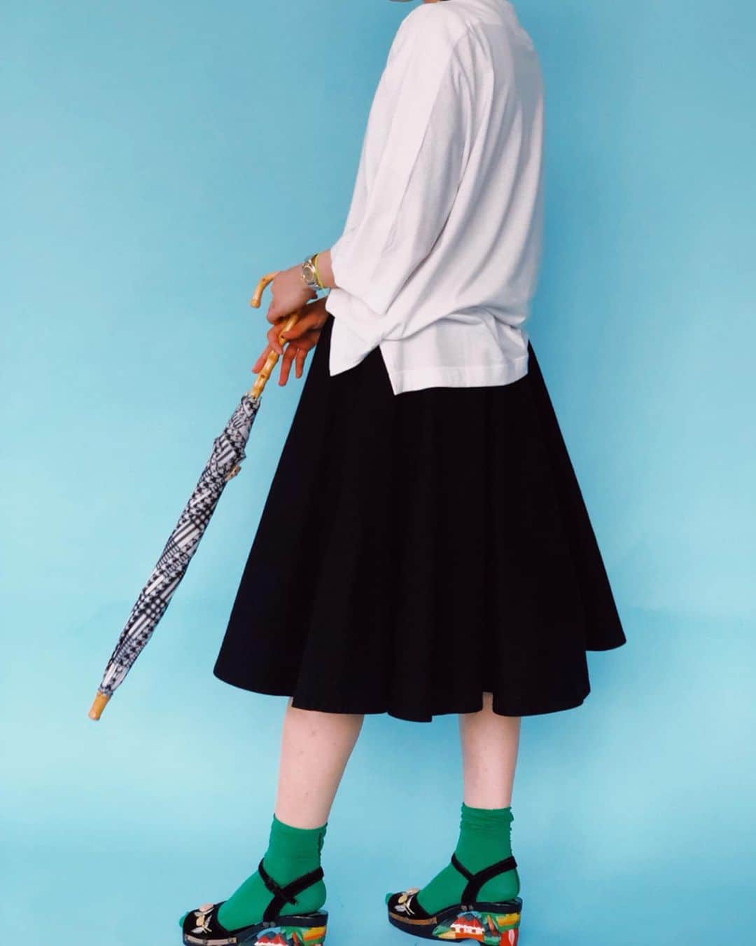 ビームスボーイ原宿さんのインスタグラム写真 - (ビームスボーイ原宿Instagram)「. 【BEAMS BOY Director’s Mag 】 . -AUG 15th- 女の子だわ～、ヒラヒラ～！ .  サーキュラースカート、履かれたことありますか？文字のごとく、円形のスカート、です。  タイトやフレアシルエットのスカートよりも使用している生地分量が多く、 履いた時に感じる何とも言えない「女の子だわ～（ヒラヒラ～）感」は、他のボトムスでは得られないトキメキを与えてくれます。 サーキュラーのシルエットを見て、皆様が想像される、50ｓの“ニュールック”にはじまり、“フィット＆フレア”のスタイルは、アメリカの古き良き時代の代名詞的スタイリングの一つとしても高揚感をもたらしてくれる、そんな存在です。  画像のサーキュラースカートは、ダッグ生地を採用しました。ワークウエアの定番素材として古くから愛されてきたこの生地を使用することで、可愛くなりすぎない（そこ重要）スカートを目指しました。  よく、「ダッグはスタイリングが難しそう。」「堅くて履きにくそう。」など聞きますが、みんな大好き“デニム生地”と同じように、使い込むほどに味が出る、愛用し甲斐のある生地です。なので、よく上記のようなお声をお伺いすると、私は「デニムみたいなものです！育て甲斐のあるカッコいい生地ですよ！」と言います。  も、も、も勿論！ ダッグは平織り、デニムは綾織り、といった具合に、違いを言い出したらきりがないのですが…！！履く分には、そうゆう心持ちで、十分にエンジョイできる生地ですし、女性にこそエンジョイして頂きたい素敵なファブリックです。  ダッグ生地に雰囲気があるので、コーディネートはシンプルに。  #beamsboy_directors_mag .  information:03-5770-5550  #beams #beamsboy #ビームスボーイ #tokyo #harajuku #beamsboyharajuku #justlikeawoman #navyboy」8月15日 18時20分 - beams_boy_official