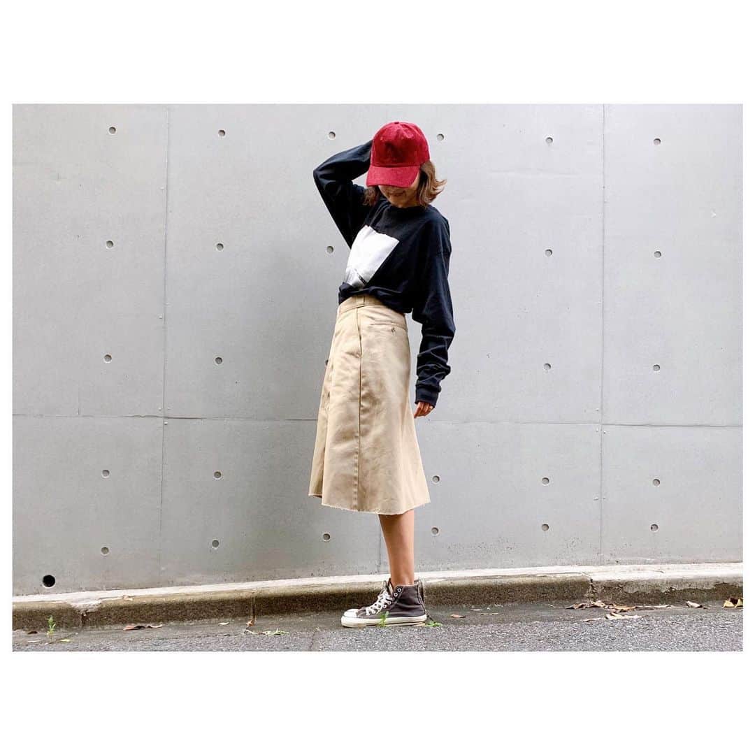 のインスタグラム：「早くノロノロ台風過ぎ去りますように🙏 全て入荷中の秋冬アイテムコーデ。 人気のコーデュロイキャップ。 グレー、ベージュは即完売。 赤も残り僅かです。 PHOTO ロンT長めにした袖丈がお気に入り♡ リメイクチノスカートはちょっとルーズに着るのが好き。 #fashion #style #ootd #outfits #herfee2019aw #herfee」