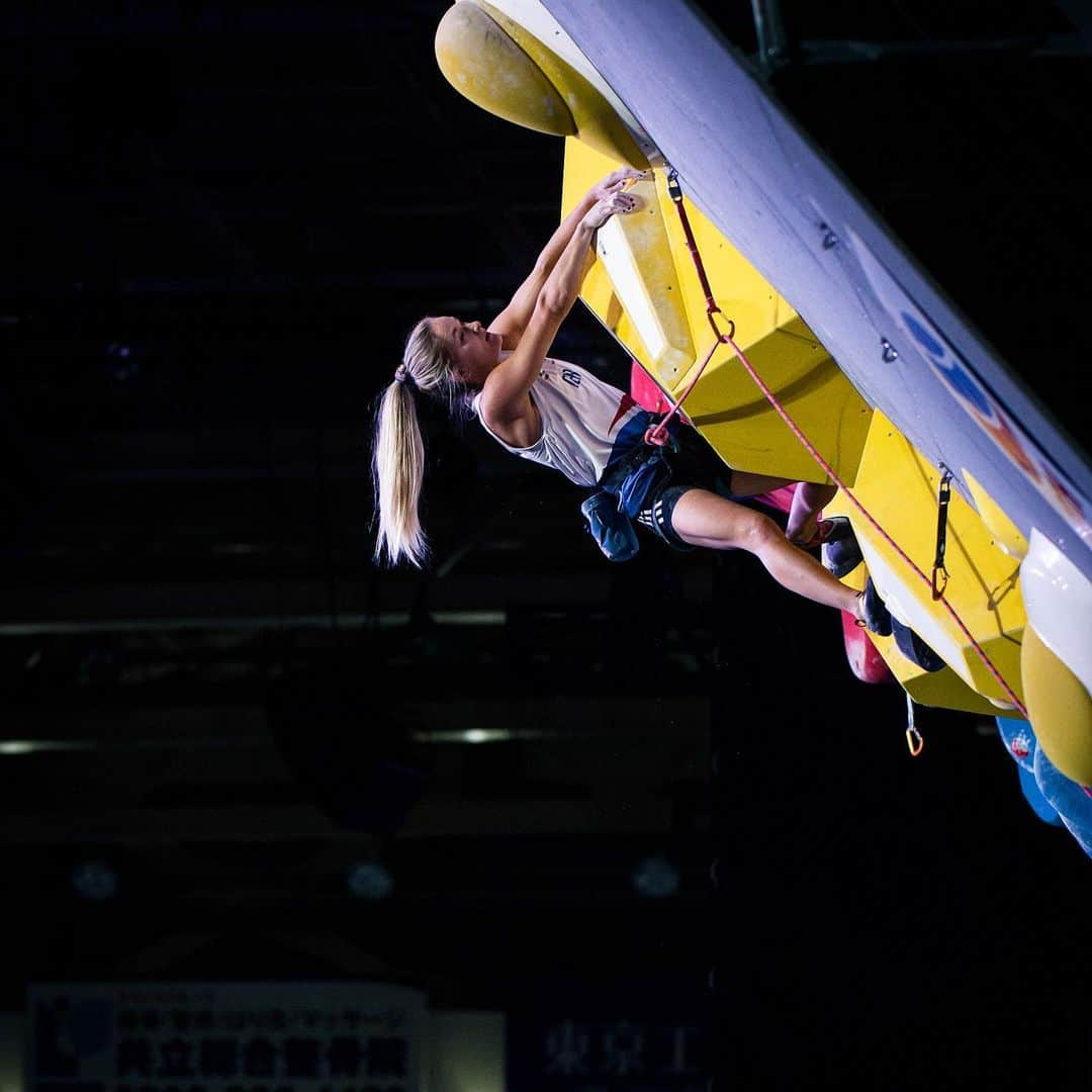 シャウナ・コックジーさんのインスタグラム写真 - (シャウナ・コックジーInstagram)「Day 5 - Women’s and men’s Lead Semi Final.  26 female competitors. 26 male competitors. 1 route for women. 1 routes for men. 6 minutes observation time. 6 minutes to attempt the route. One attempt only. Top 8 men and top 8 women make the final. •  I finished the round in 17th. I really liked the route. I kinda wish I didn’t feel so tired but it was nice to have a battle and enjoy being on the wall. Tomorrow is a rest day for all competitors! So ready for a chill day! Yay! •  Photo by @bandofbirds」8月15日 18時34分 - shaunacoxsey